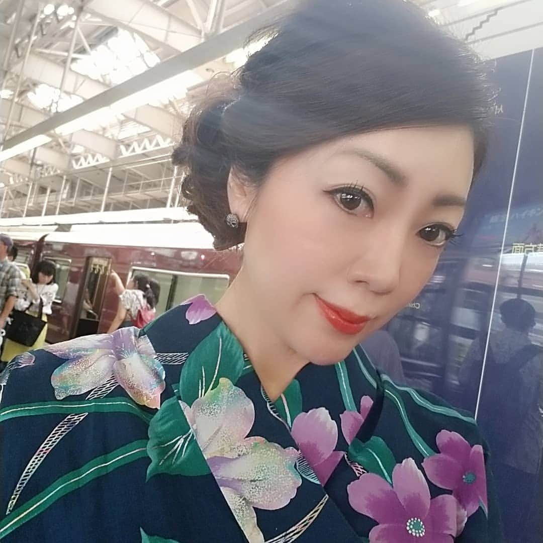 今堀恵理さんのインスタグラム写真 - (今堀恵理Instagram)「昨夜は京都五山送り火でした。 嵐山吉兆にて特別なDinnerを頂きました✨ 17時からお食事開始で20時の大文字焼きを女将さんに案内されて拝見しました  5か所で大文字は順番に行われますが各10分程度になります  本当は鵜飼をしながら大文字を見る予定でしたが、前日の台風の影響で濁流で中止になりましたが、貴重なお席に行けて良かったです  日本の夏、京都の夏は凛として風情ただよう大人の雰囲気 いいよね。  お料理はまた別投稿しますね  せっかくだから昼から着付けに行って浴衣を着ました 時計は　@nomonday_jp を着けました。見やすいスクエアタイプですクーポンコード『eri0809』 使用で10パーセントオフになります。  #京都五山送り火　#五山送り火2019 #鵜飼　#嵐山吉兆　#和食　#浴衣美人　#kyoto #arashiyama #夏の思い出　#大人の遊び　#ミシュラン3星 #nomonday#ノーマンデー#腕時計#時計#手元倶楽部」8月17日 7時20分 - eriimahori