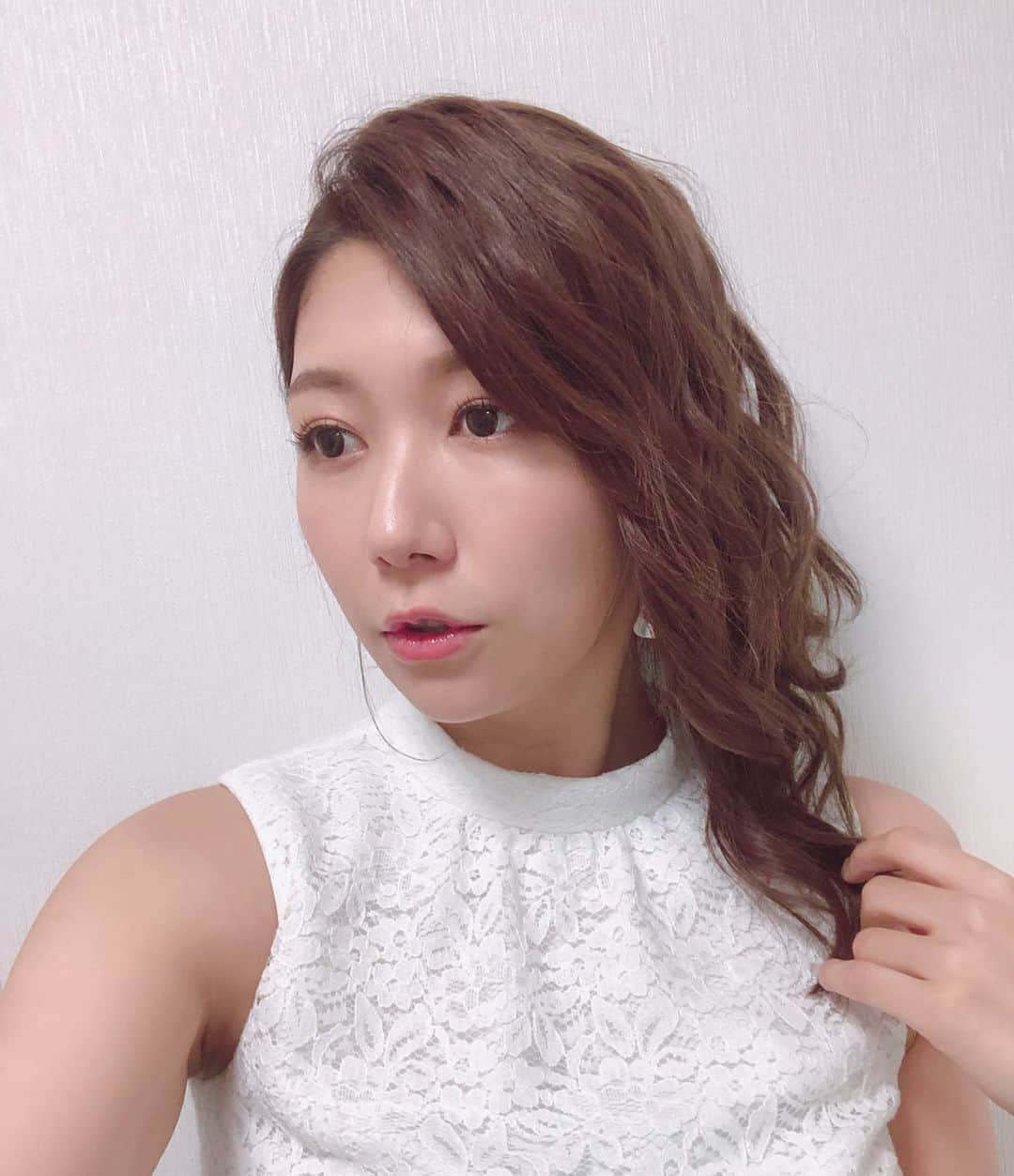 のインスタグラム：「<hair style>  サイド寄せスタイルだよ♪  #アベプラ #abematv  #weather #weatherforecast #気象予報士 #穂川果音 #instastyle #instahair  #ヘアアレンジ #ダウンスタイル  #hair #hairstyle #hairarrange #ほかのん #hairstyles #wavehair #hairstyling #おしゃれ #cosplay #巻き髪アレンジ #イヤリング #巻き髪 #サイド寄せヘア」