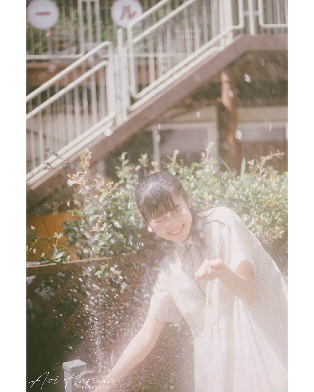 遥南碧さんのインスタグラム写真 - (遥南碧Instagram)「水浴び  中々雨みたいに綺麗に飛ばんくて 二人ともびしょびしょになったけど、 （ @neko_yuna_ は自滅） 真夏の太陽に熱せられた体には めっちゃ気持ちよかったなぁ * * * #何気ない日常の物語 をモチーフに 東京拠点で #被写体募集 しているので #あざかわ部 #邦画の彼女感 に 興味がある方はお気軽に ご連絡ください。  一緒に作品撮り出来る ヘアメイク、スタイリストも 募集中！  コラボのお誘いお待ちしております！ * * * #スクリーンに恋して #東京カメラ部  #月刊8月のクリスマス #夏の思い出 #なんでもないただの道が好き #その瞬間に物語を #毎日が笑顔で溢れてる #幸せな瞬間をもっと世界に #写真好きな人と繋がりたい #いいね返しは絶対 #좋아요반사 #smile_jp #zine_ig #good_portraits_world #reco_ig #impression_shots #indies_gram #jp_portrait部 #indy_photolife #hueart_life #photogram_archive #as_archive #photo_club_share #jp_mood #japanesegirl」8月17日 7時24分 - harunaoi_photo