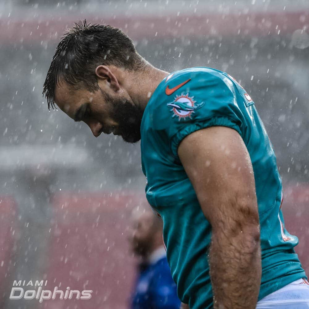 マイアミ・ドルフィンズさんのインスタグラム写真 - (マイアミ・ドルフィンズInstagram)「🌧 Storm’s coming 🌧」8月17日 7時42分 - miamidolphins