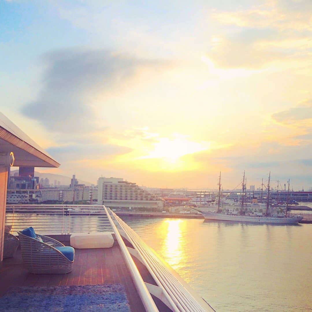 のインスタグラム：「Good morning KOBE! 今日も良い一日を . #神戸メリケンパークオリエンタルホテル #神戸メリケンオリエンタルホテル #メリケンパークオリエンタルホテル #メリケンオリエンタルホテル #神戸リゾート #客室 #バルコニー #朝陽  #神戸港  #kobemerikenparkorientalhotel #koberesort #kobeport #kobehotel #balcony #outdoorliving」
