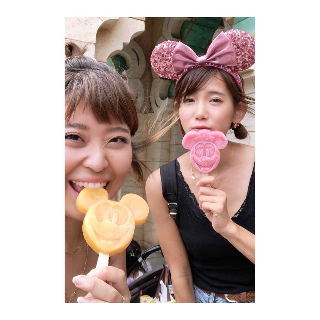 下門美春さんのインスタグラム写真 - (下門美春Instagram)「先日ディズニーシー！！ ソアリン300分待ち断念し、 ショーはAエリアでびしょ濡れ。 ビフォアフでこんな違うし、なんかやつれとる、、笑笑 裕子に三つ編みしてもらってご満悦。 1人ランウェイしちゃう😉笑 やばい！しか言えない語彙力⚡️ ショーの感じがヤクルトの応援のそれ。笑 毎回次は彼氏と、っていいつつ裕子と。笑笑 今回はぶりっ子100%で📸✨ #ディズニーシー #tokyodisneysea  #ショーやばい！」8月17日 7時46分 - 38shimo