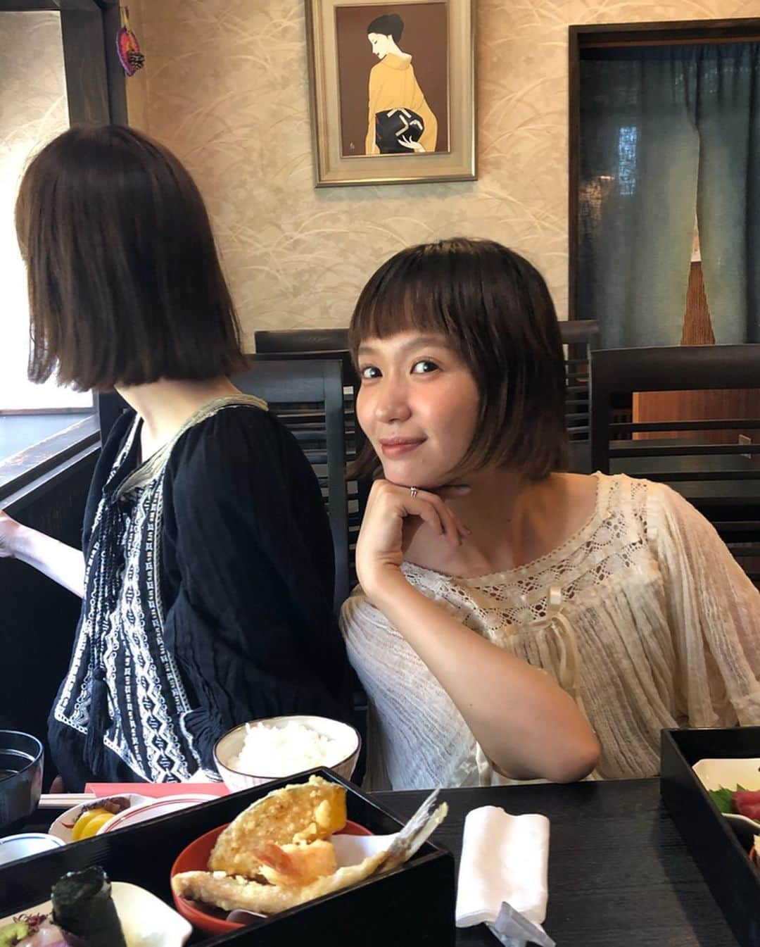 柴田紗希さんのインスタグラム写真 - (柴田紗希Instagram)「おはようさん☀︎ 良き朝です。 写真は家族でご飯を食べに行った写真 蒲郡のおばあちゃんちの近くの 美味しいご飯屋さんへ行ったよ😊 髪型一緒だった妹 えだまめ食べる父 写りたがり絶妙なポーズ母 姉もいました♡ 三姉妹の真ん中次女です。 私はこの三姉妹の次女である事が好きです。 と、なんか感想文みたいになりました 素敵な夏休みが過ごせたので またパワフルに行きます！ みんな今日も良き日に☀️」8月17日 7時56分 - shibasaaki