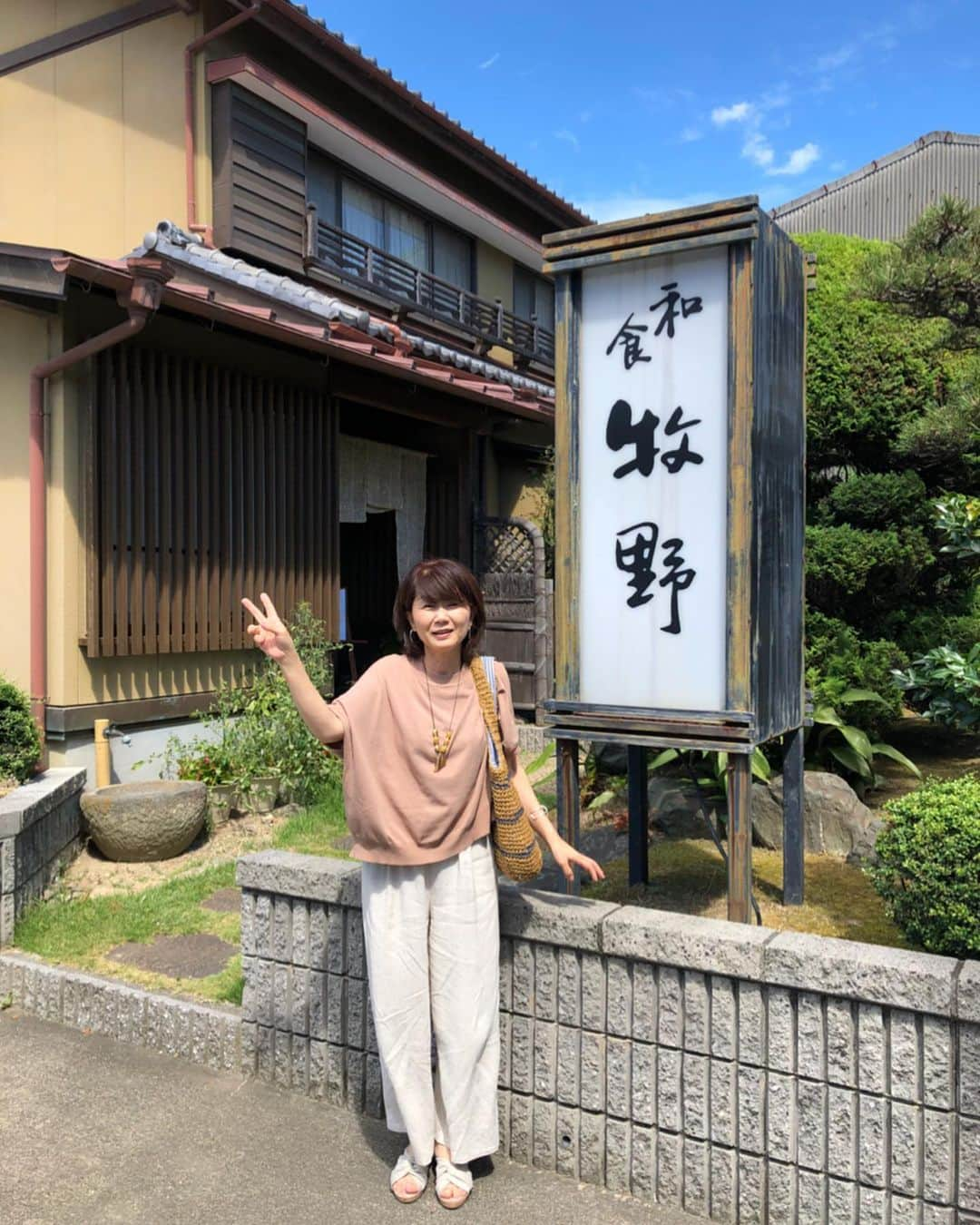 柴田紗希さんのインスタグラム写真 - (柴田紗希Instagram)「おはようさん☀︎ 良き朝です。 写真は家族でご飯を食べに行った写真 蒲郡のおばあちゃんちの近くの 美味しいご飯屋さんへ行ったよ😊 髪型一緒だった妹 えだまめ食べる父 写りたがり絶妙なポーズ母 姉もいました♡ 三姉妹の真ん中次女です。 私はこの三姉妹の次女である事が好きです。 と、なんか感想文みたいになりました 素敵な夏休みが過ごせたので またパワフルに行きます！ みんな今日も良き日に☀️」8月17日 7時56分 - shibasaaki