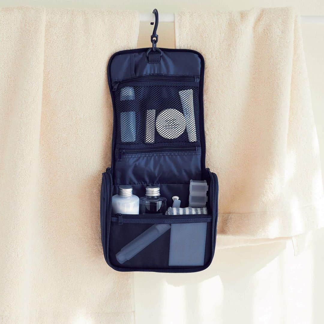 MUJI USAさんのインスタグラム写真 - (MUJI USAInstagram)「Keep your toiletries organized when packing, and hang it in your hotel room when you settle in for easy access. Compact and lightweight to make your travels efficient. ———— The Hanging Box Case is now $14.90 through August 18. Shop in stores and online. #muji #mujiusa #mujitogo」8月17日 7時52分 - mujiusa