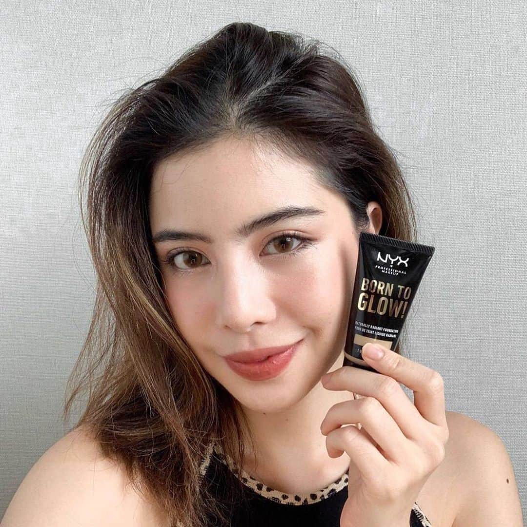 NYX Professional Makeup JPのインスタグラム：「【8/22新発売 ✨ 】 輝くようなグロー仕上げの #ﾎﾞｰﾝﾄｩｰｸﾞﾛｰﾅﾁｭﾗﾘｰﾗﾃﾞｨｱﾝﾄﾌｧﾝﾃﾞｰｼｮﾝ  は ジューシーに美しく輝くお肌に仕上げてくれるよ ❤️ 全45色　¥1,800（税別） . 📸 @taploypailin . #透明感メイク #ファンデーション #ナチュラルメイク #セルカ #映えメイク #化粧下地 #新作コスメ #コスメ好き #コスメマニア #コスメフリーク #コスメ好きな人と繋がりたい #海外コスメ #メイク好き #メイクマニア #コスメ垢 #使い切りコスメ #コスメレビュー #透明感 #美活 #デパコス #プチプラ #LA #プロ #cosme #makeup #makeuplove #nyxprofessionalmakeup #nyxcosmeticsjp」