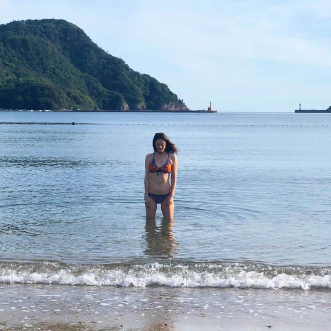 千葉アリサのインスタグラム：「朝の海 コイサー💙 ・ #香住海岸 #goodmorning #sea #justfeel #meditation」