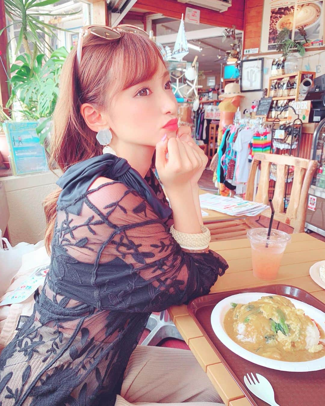 引地裕美さんのインスタグラム写真 - (引地裕美Instagram)「スワイプしてね❣️➠➠➠ . . アウトドアは やっぱりカレーかラーメン❣️ . 普段全く食べないのに インスタントとか食べたくなるの わかる？🤭 . . この前プールでラーメン食べたから カレー食べた😋🍴💕 . . #引地裕美 #モデル #rq #レースクイーン #白浜 #静岡 #swimmer #水着 #얼스타그램 #照片 #粉我 #みんちゃんカフェ巡り #カフェ巡り」8月17日 8時06分 - yuumihikichi