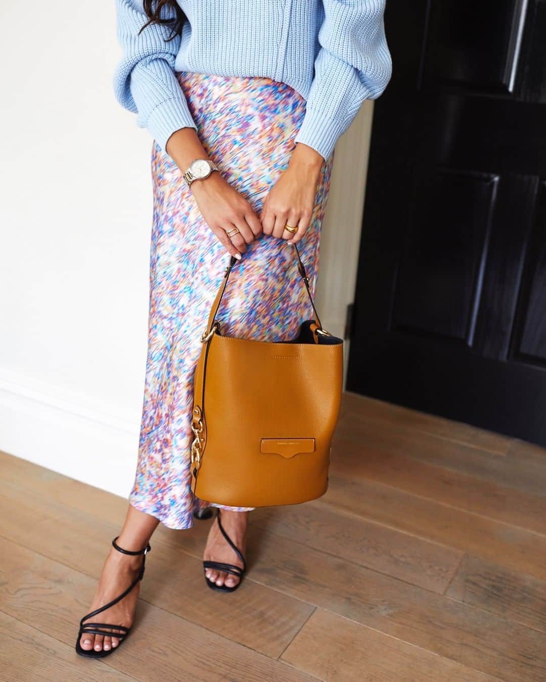 のインスタグラム：「Bookmark this outfit! She's the perfect little summer-to-fall transition look for those days when you can magically get away with sandals & a sweater.」
