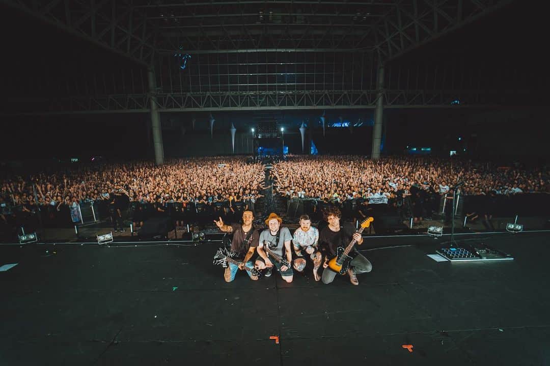 フォール・アウト・ボーイのインスタグラム：「luckiest bunch of dudes. ty @summersonic_official & to @yoyoka_drums for the assist on drums in Tokyo 🥁🙏」