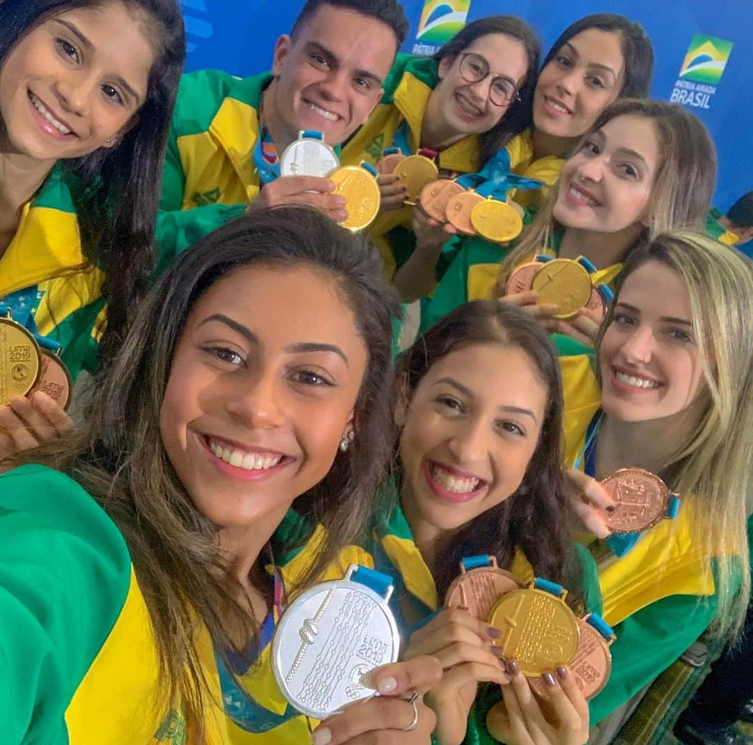 ナターリア・ガウジオさんのインスタグラム写真 - (ナターリア・ガウジオInstagram)「Hoje foi dia de receber homenagem no Palácio do Planalto em Brasília, todos os atletas medalhistas do Panamericano de Lima foram convidados para a solenidade!! Fico imensamente grata em receber esse reconhecimento do nosso governo!! Que nosso País continue investindo e apoiando cada vez mais o esporte e os atletas para que possamos nos tornar um dia uma potência Olímpica!! 😍🙏🏼✨🇧🇷🥉🙌🏼🔰❤️ #grateful #thankful #brasilia #timebrasil #cob #palaciodoplanalto #love #champions #gymanastic #cbg #timebrasilnopan #lima2019 #bronzemedal #olympian」8月17日 8時09分 - natigaudio