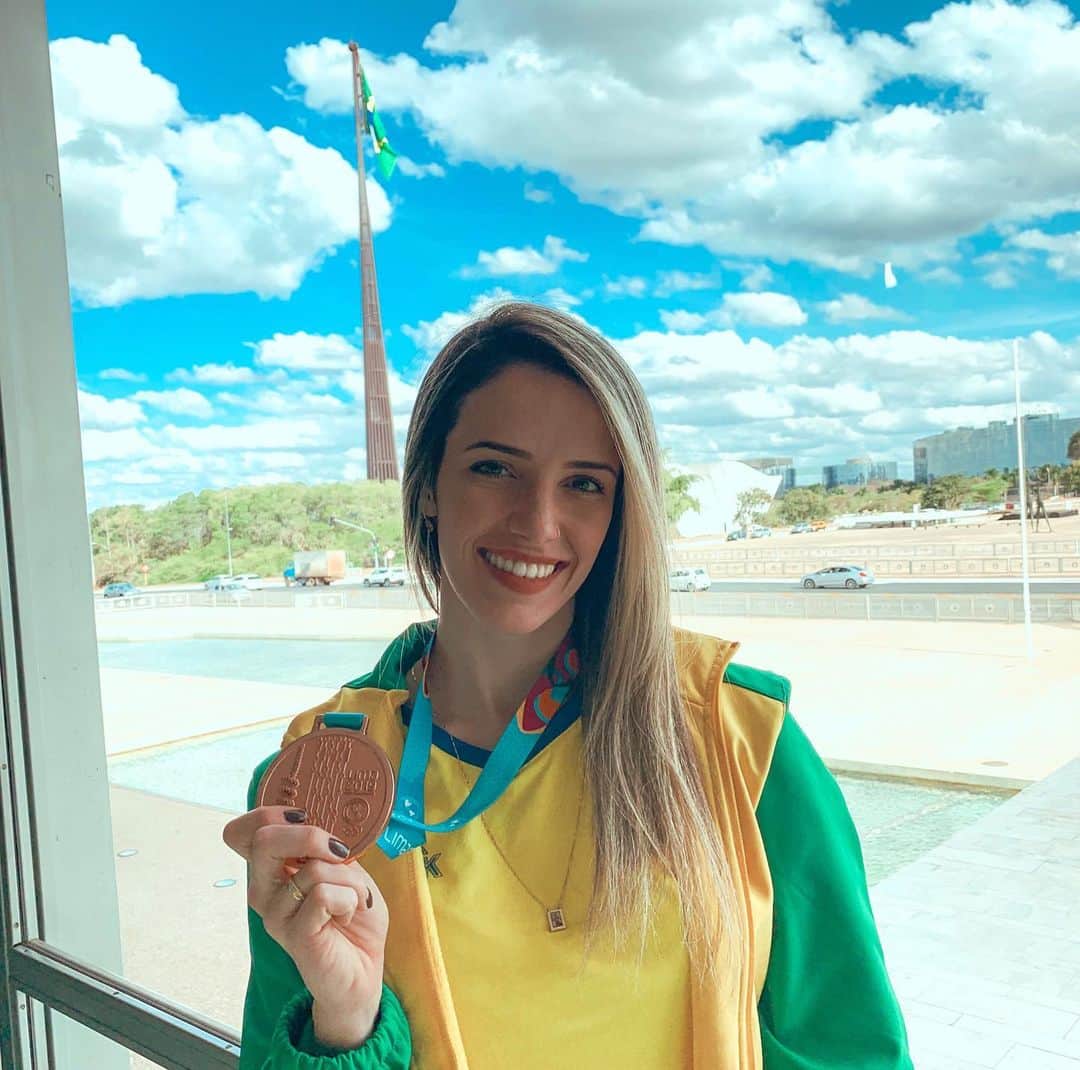 ナターリア・ガウジオのインスタグラム：「Hoje foi dia de receber homenagem no Palácio do Planalto em Brasília, todos os atletas medalhistas do Panamericano de Lima foram convidados para a solenidade!! Fico imensamente grata em receber esse reconhecimento do nosso governo!! Que nosso País continue investindo e apoiando cada vez mais o esporte e os atletas para que possamos nos tornar um dia uma potência Olímpica!! 😍🙏🏼✨🇧🇷🥉🙌🏼🔰❤️ #grateful #thankful #brasilia #timebrasil #cob #palaciodoplanalto #love #champions #gymanastic #cbg #timebrasilnopan #lima2019 #bronzemedal #olympian」