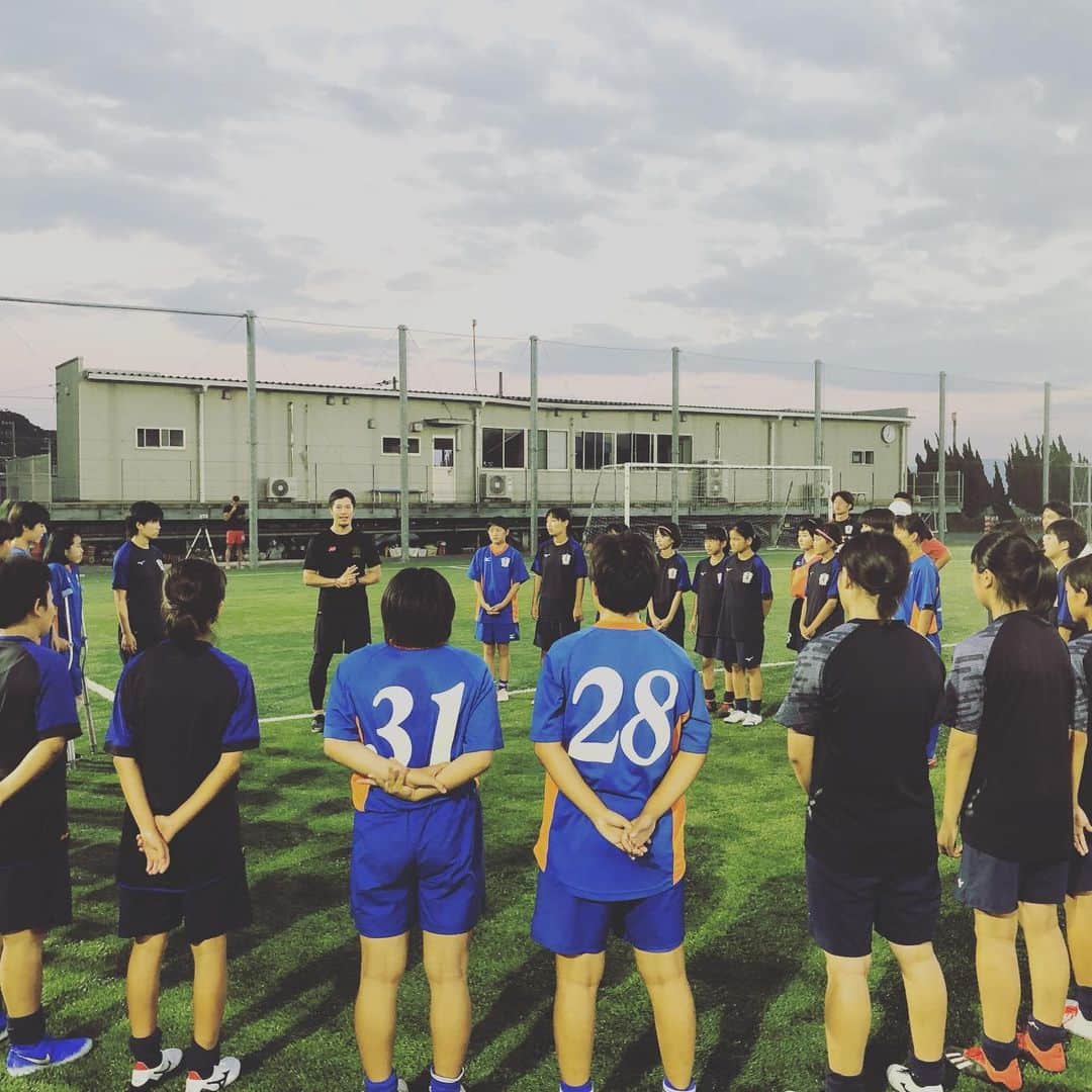 のインスタグラム：「愛媛FCレディースのユースチームでの指導を行いました。 導入かつこの先獲得していく動きの方向性を感じてもらう構成。 そして今の身体操作の伸びしろを感じてもらえるように。 積み上げるべきはものすごく地味な動きですが、そういうものは決して裏切りません。  次回での成長を楽しみにしつつ、帰路につきます。  #愛媛FC #女子サッカー #ユース #JARTA #身体操作 #中野崇 #JARTAトレーニング」