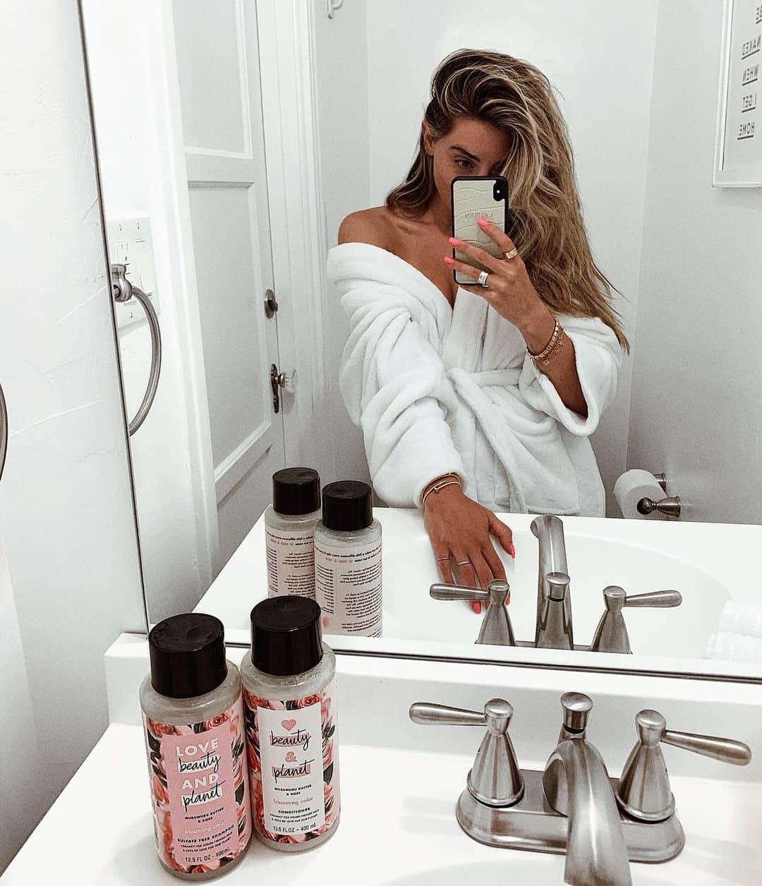Lauren Elizabethのインスタグラム：「#ad Feelin my vegan hair look right now! I use my new @lovebeautyandplanet hair care products and then can actually relax!! I filmed my whole Sunday routine for you guys now up on my channel! (You can prep for this Sunday! ;) I love that they’re on a mission for #smallactsoflove that make you and the planet cleaner, greener and more beautiful with #veganbeauty! Click the link in bio to watch!」