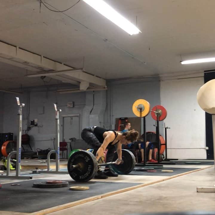 マッティ・ロジャーズのインスタグラム：「Another Friday of waves! 2,1,1 x 3 waves this time, so I’ll definitelyyyyy take that over last weeks 4,3,2. Fighting off a cold so my body awareness feels all kinds of funny, but very happy with no misses on 10 work sets today. Actually, no misses on anything all week! Ready for the heavier things that are coming in the next few weeks @xendurance」