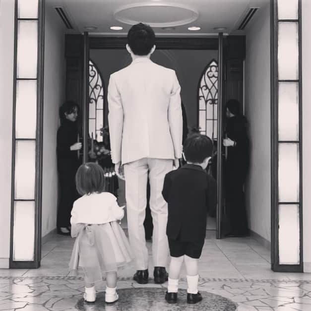 のインスタグラム：「入場をいまかいまかと心待ちにしている小さな後ろ姿。 お子様のリングピローを運ぶお手伝いはゲスト皆様を笑顔に変えます。 #chapelledesangesminamiaoyama #chapel #wedding #bridal #happywedding #lilyrose #タカミブライダル #ルアンジェ教会  #南青山ルアンジェ教会 #教会 #結婚式 #ウエディング #ブライダル #花嫁 #プレ花嫁 #ルアンジェ花嫁 #チャペル挙式 #教会式 #バージンロード#リングガール#リングボーイ#リングピロー#マリッジリング」