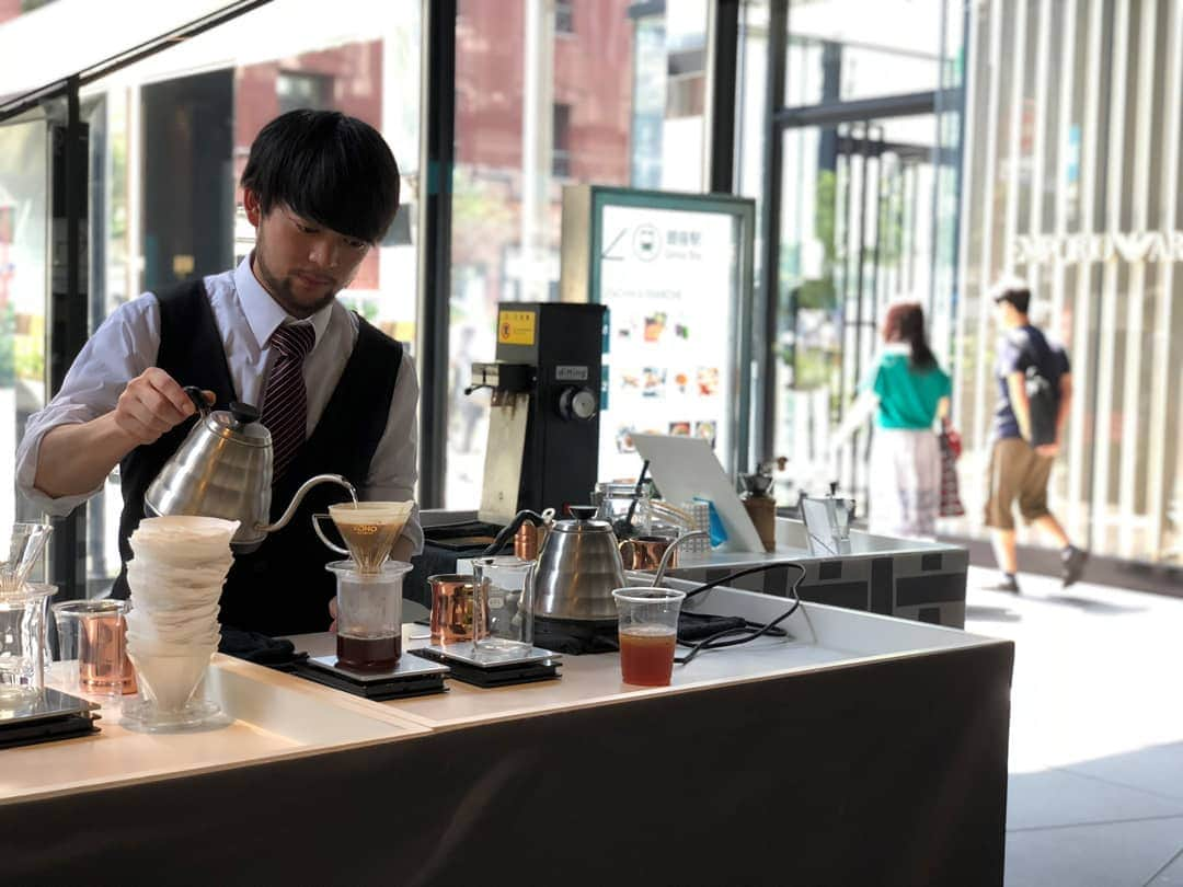 TokyuPlazaGinzaofficialさんのインスタグラム写真 - (TokyuPlazaGinzaofficialInstagram)「先日の “GINPLA to GO CAFÉ”にお越し下さった皆様、 誠にありがとうございました。 暑すぎるくらい天気のいい日に、アイスコーヒーはぴったりでしたね。 来月は9月7日11:30からを予定していますので、 ぜひ銀座に足を運んでみてはいかがでしょうか。 ※予告なく日時等変更となることがございます。 #tokyuplazaginza#東急プラザ銀座#銀座#数寄屋橋交差点#ginzatokyo#ギンプラ#coffeebargallage#ガレッジ#コーヒーとジャズとハードリカーのお店#東中野#コーヒー#coffee」8月17日 8時40分 - tokyuplazaginzaofficial