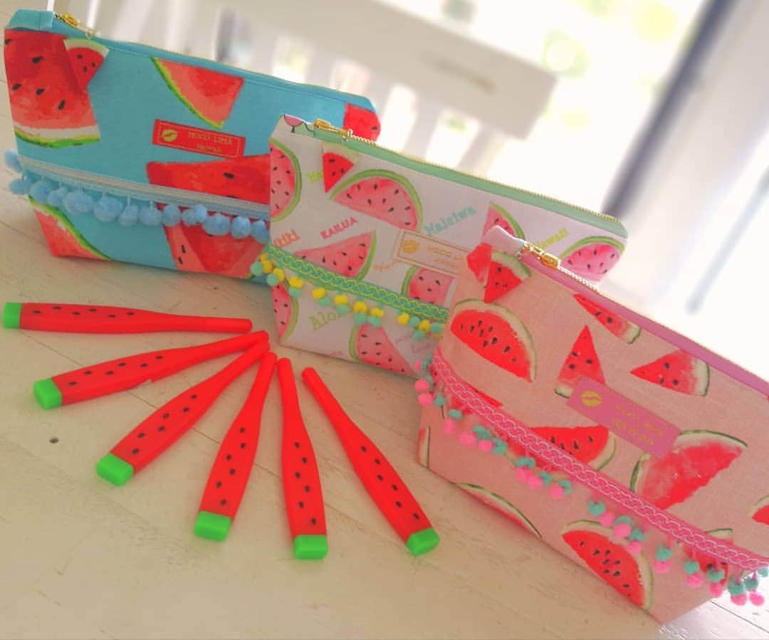 Moco Lima Hawaiiさんのインスタグラム写真 - (Moco Lima HawaiiInstagram)「New* すいかちゃんシリーズ♡ Watermelon pouch,, made by Moco & Watermelon pen  日本で今、大人気のりんごちゃんからインスピレーションを受け、すいかちゃんポーチを作ってみました😆  Cuteなすいかチャーム付き♡ すいかボールペンとセットでいかがですか？  すいかボールペンもモコリマハワイにて販売中です。  #watermelon#sumner#cute#red#pink#blue#hawaii#sunshine#waikiki#mocolima#photography#すいかちゃん#りんごちゃん#夏#ハワイ#ハワイみやげ#モコリマハワイ#ここでしか買えない#ハワイ好き#ハワイ好きな人と繋がりたい#海#家族旅行#ハワイ旅行  本日もモコリマハワイは1-6pm 元気に営業致しております♡　近くにお越しの際はぜひお立ち寄り下さいませ〜」8月17日 8時35分 - mocolimahawaii