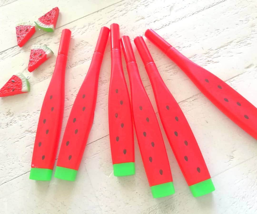 Moco Lima Hawaiiさんのインスタグラム写真 - (Moco Lima HawaiiInstagram)「New* すいかちゃんシリーズ♡ Watermelon pouch,, made by Moco & Watermelon pen  日本で今、大人気のりんごちゃんからインスピレーションを受け、すいかちゃんポーチを作ってみました😆  Cuteなすいかチャーム付き♡ すいかボールペンとセットでいかがですか？  すいかボールペンもモコリマハワイにて販売中です。  #watermelon#sumner#cute#red#pink#blue#hawaii#sunshine#waikiki#mocolima#photography#すいかちゃん#りんごちゃん#夏#ハワイ#ハワイみやげ#モコリマハワイ#ここでしか買えない#ハワイ好き#ハワイ好きな人と繋がりたい#海#家族旅行#ハワイ旅行  本日もモコリマハワイは1-6pm 元気に営業致しております♡　近くにお越しの際はぜひお立ち寄り下さいませ〜」8月17日 8時35分 - mocolimahawaii