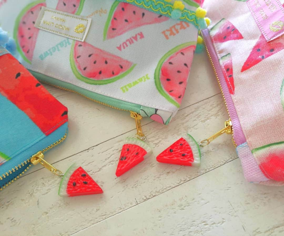 Moco Lima Hawaiiさんのインスタグラム写真 - (Moco Lima HawaiiInstagram)「New* すいかちゃんシリーズ♡ Watermelon pouch,, made by Moco & Watermelon pen  日本で今、大人気のりんごちゃんからインスピレーションを受け、すいかちゃんポーチを作ってみました😆  Cuteなすいかチャーム付き♡ すいかボールペンとセットでいかがですか？  すいかボールペンもモコリマハワイにて販売中です。  #watermelon#sumner#cute#red#pink#blue#hawaii#sunshine#waikiki#mocolima#photography#すいかちゃん#りんごちゃん#夏#ハワイ#ハワイみやげ#モコリマハワイ#ここでしか買えない#ハワイ好き#ハワイ好きな人と繋がりたい#海#家族旅行#ハワイ旅行  本日もモコリマハワイは1-6pm 元気に営業致しております♡　近くにお越しの際はぜひお立ち寄り下さいませ〜」8月17日 8時35分 - mocolimahawaii