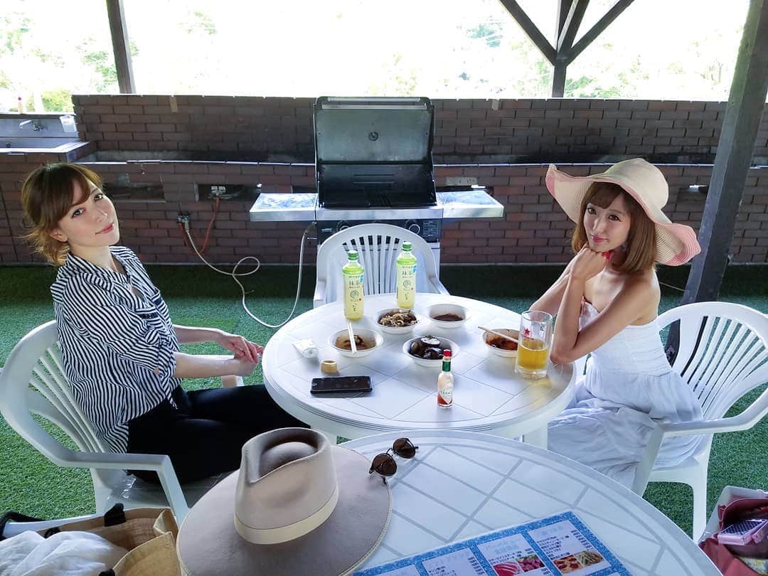 梁愛美のインスタグラム：「伊豆でBBQ…😋🍽🍖🔥 ❥︎ ❥︎ 今年の夏は後何回出来るかなぁ？？💭💕 ❥︎ ❥︎ #sirahama #izu #izushimoda #simoda #bbq #barbecue #camp #camping #glamping #outdoors #naturelover #genic_japan #genic_photo #instagramjapan #japanesegirl #kawaii #platinumproduction #aimiryou #プラチナムプロダクション #梁愛美 #大矢真夕 #肉食系女子 #過去スタグラム #激辛アイドル #激辛 #タバスコは飲み物です #얼스타그램 #친스타그램 #셀카 #셀피」