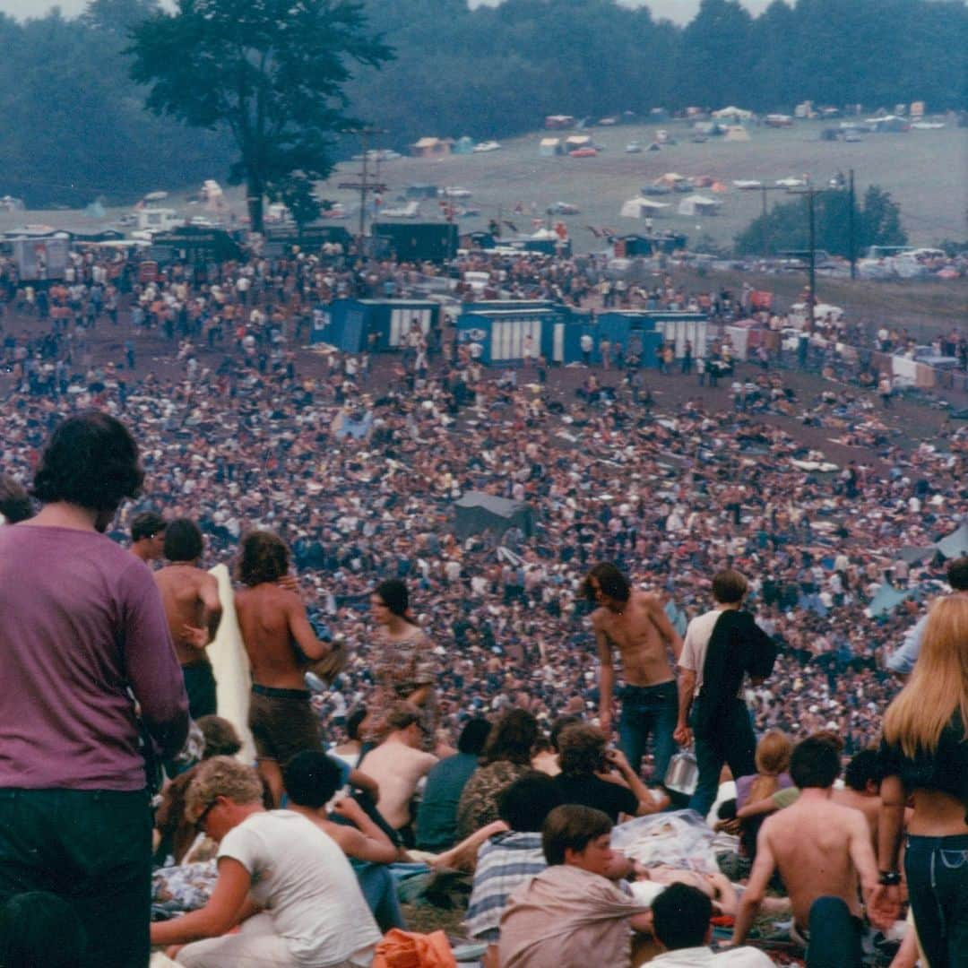 国立アメリカ歴史博物館さんのインスタグラム写真 - (国立アメリカ歴史博物館Instagram)「What did Woodstock look like from the stage? the crowd? overhead? 🎸  Lisa Law captured all these angles, and more in her photographs. To get overhead shots, she even hitched rides on the helicopters called in to bring in food and medical supplies when the roads became too blocked with traffic to use. 🚁  Law and members of the Hog Farm, a long-standing commune, were involved in the logistics of setting up Woodstock. For instance, Hog Farm volunteered to construct the kitchen for use by the festivalgoers.🍵 Take a closer look at Law’s photographs and learn more about Woodstock by clicking the link in our bio: s.si.edu/Woodstock 📷  #Photography #ColorPhotography #FilmPhotography #1960s #Woodstock #Woodstock50 #EntertainmentHistory #MusicHistory #Counterculture #SmithsonianMusic #WomensHistory #BecauseOfHerStory #AmericanHistory」8月17日 8時38分 - amhistorymuseum