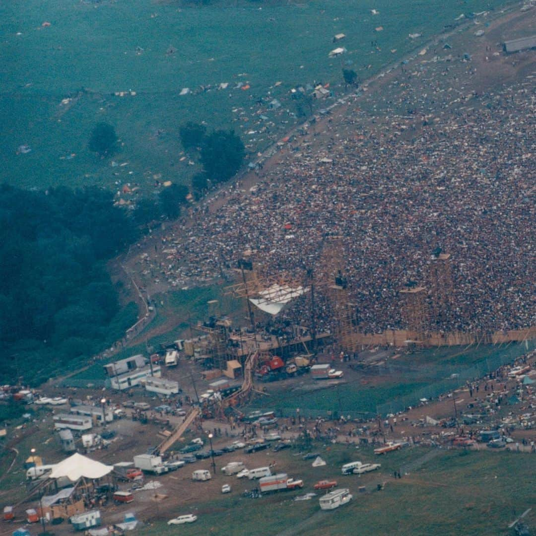 国立アメリカ歴史博物館さんのインスタグラム写真 - (国立アメリカ歴史博物館Instagram)「What did Woodstock look like from the stage? the crowd? overhead? 🎸  Lisa Law captured all these angles, and more in her photographs. To get overhead shots, she even hitched rides on the helicopters called in to bring in food and medical supplies when the roads became too blocked with traffic to use. 🚁  Law and members of the Hog Farm, a long-standing commune, were involved in the logistics of setting up Woodstock. For instance, Hog Farm volunteered to construct the kitchen for use by the festivalgoers.🍵 Take a closer look at Law’s photographs and learn more about Woodstock by clicking the link in our bio: s.si.edu/Woodstock 📷  #Photography #ColorPhotography #FilmPhotography #1960s #Woodstock #Woodstock50 #EntertainmentHistory #MusicHistory #Counterculture #SmithsonianMusic #WomensHistory #BecauseOfHerStory #AmericanHistory」8月17日 8時38分 - amhistorymuseum