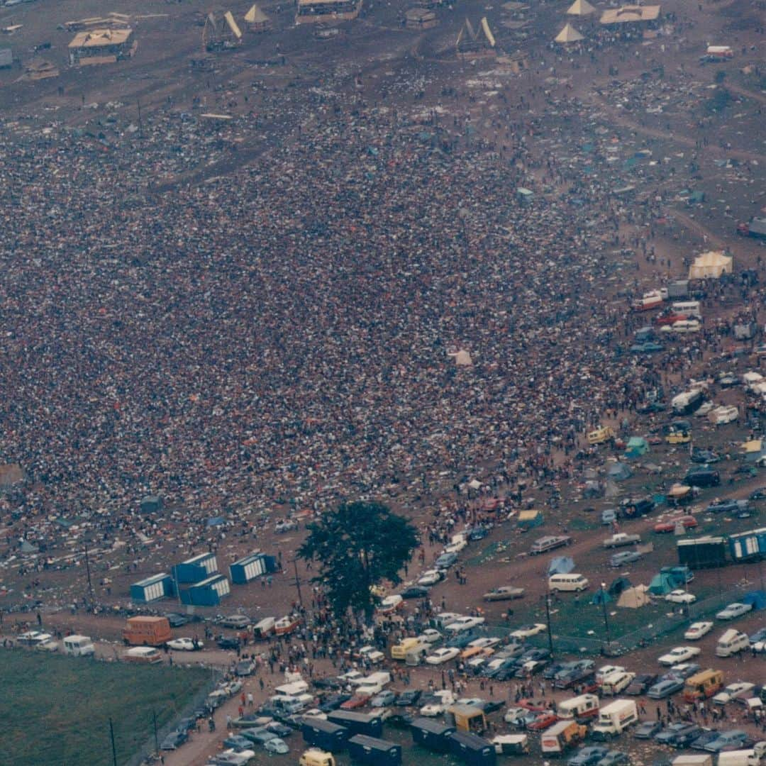 国立アメリカ歴史博物館さんのインスタグラム写真 - (国立アメリカ歴史博物館Instagram)「What did Woodstock look like from the stage? the crowd? overhead? 🎸  Lisa Law captured all these angles, and more in her photographs. To get overhead shots, she even hitched rides on the helicopters called in to bring in food and medical supplies when the roads became too blocked with traffic to use. 🚁  Law and members of the Hog Farm, a long-standing commune, were involved in the logistics of setting up Woodstock. For instance, Hog Farm volunteered to construct the kitchen for use by the festivalgoers.🍵 Take a closer look at Law’s photographs and learn more about Woodstock by clicking the link in our bio: s.si.edu/Woodstock 📷  #Photography #ColorPhotography #FilmPhotography #1960s #Woodstock #Woodstock50 #EntertainmentHistory #MusicHistory #Counterculture #SmithsonianMusic #WomensHistory #BecauseOfHerStory #AmericanHistory」8月17日 8時38分 - amhistorymuseum