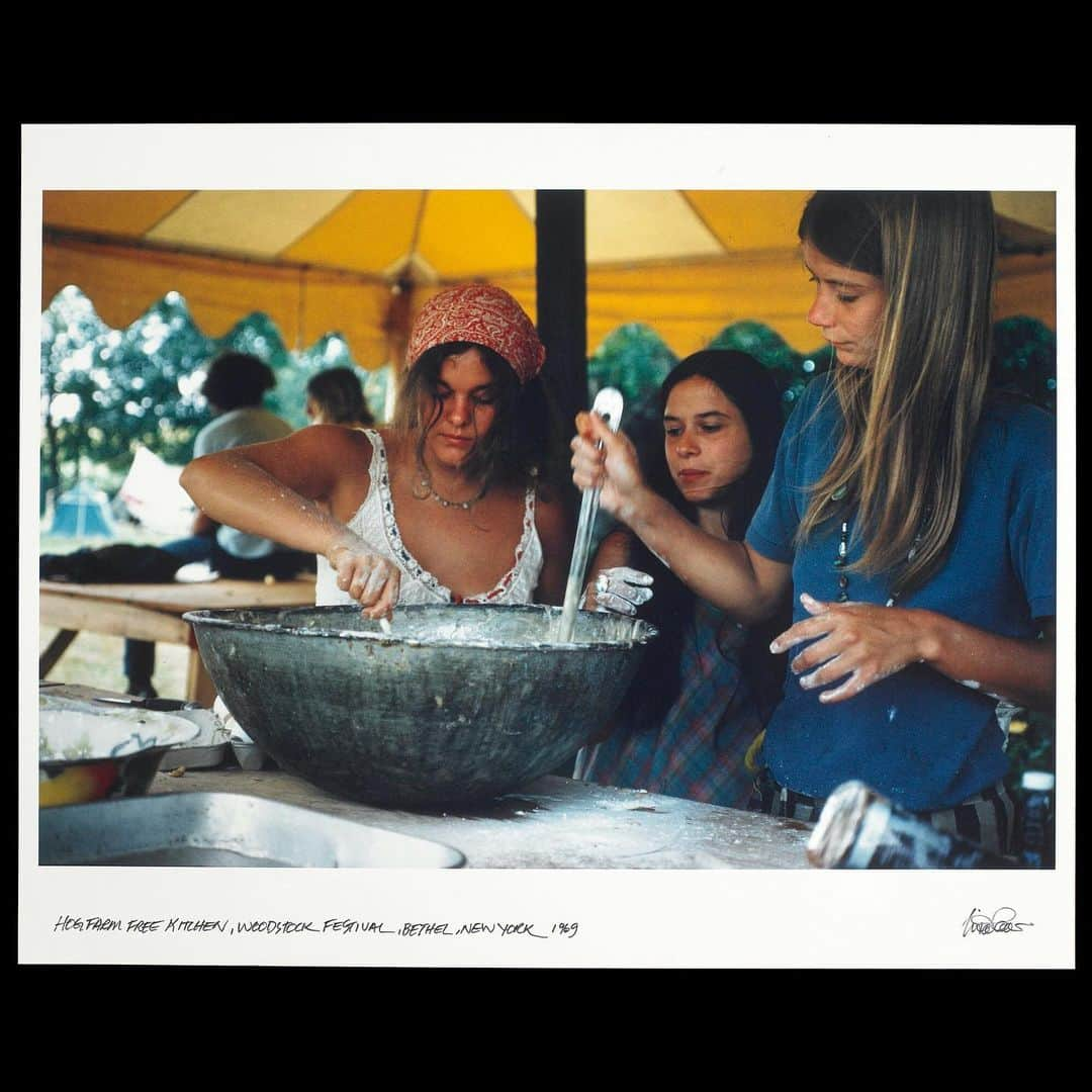 国立アメリカ歴史博物館さんのインスタグラム写真 - (国立アメリカ歴史博物館Instagram)「What did Woodstock look like from the stage? the crowd? overhead? 🎸  Lisa Law captured all these angles, and more in her photographs. To get overhead shots, she even hitched rides on the helicopters called in to bring in food and medical supplies when the roads became too blocked with traffic to use. 🚁  Law and members of the Hog Farm, a long-standing commune, were involved in the logistics of setting up Woodstock. For instance, Hog Farm volunteered to construct the kitchen for use by the festivalgoers.🍵 Take a closer look at Law’s photographs and learn more about Woodstock by clicking the link in our bio: s.si.edu/Woodstock 📷  #Photography #ColorPhotography #FilmPhotography #1960s #Woodstock #Woodstock50 #EntertainmentHistory #MusicHistory #Counterculture #SmithsonianMusic #WomensHistory #BecauseOfHerStory #AmericanHistory」8月17日 8時38分 - amhistorymuseum