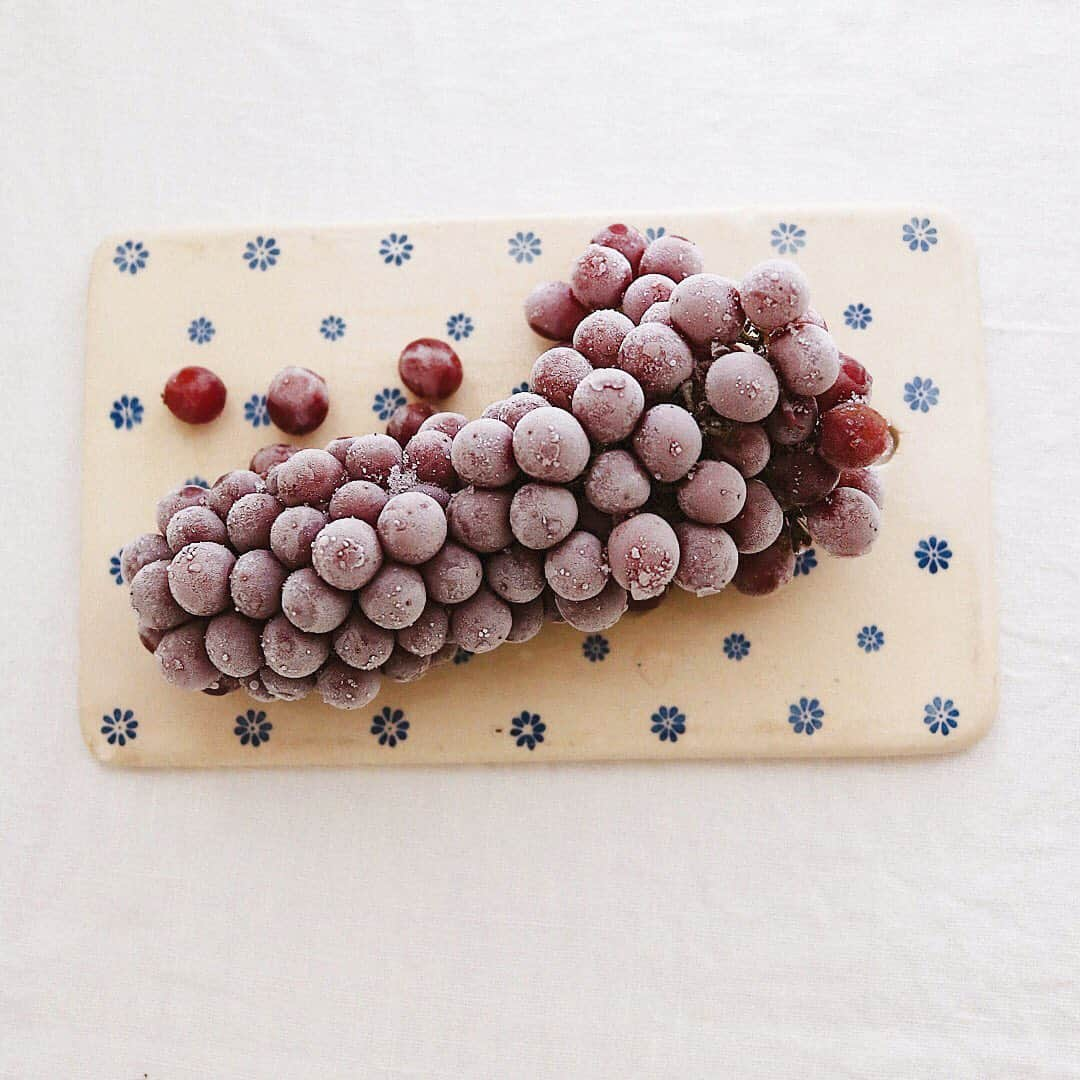 樋口正樹さんのインスタグラム写真 - (樋口正樹Instagram)「Frozen grape 🍇 . ひと晩凍らせた デラウェアです。 溶け始めが美味。 今日も猛暑です、 ご注意ください。 . . #冷凍ぶどう #デラウェア #ぶどう #葡萄 #朝フルーツ #frozengrape #🍇」8月17日 8時42分 - higuccini