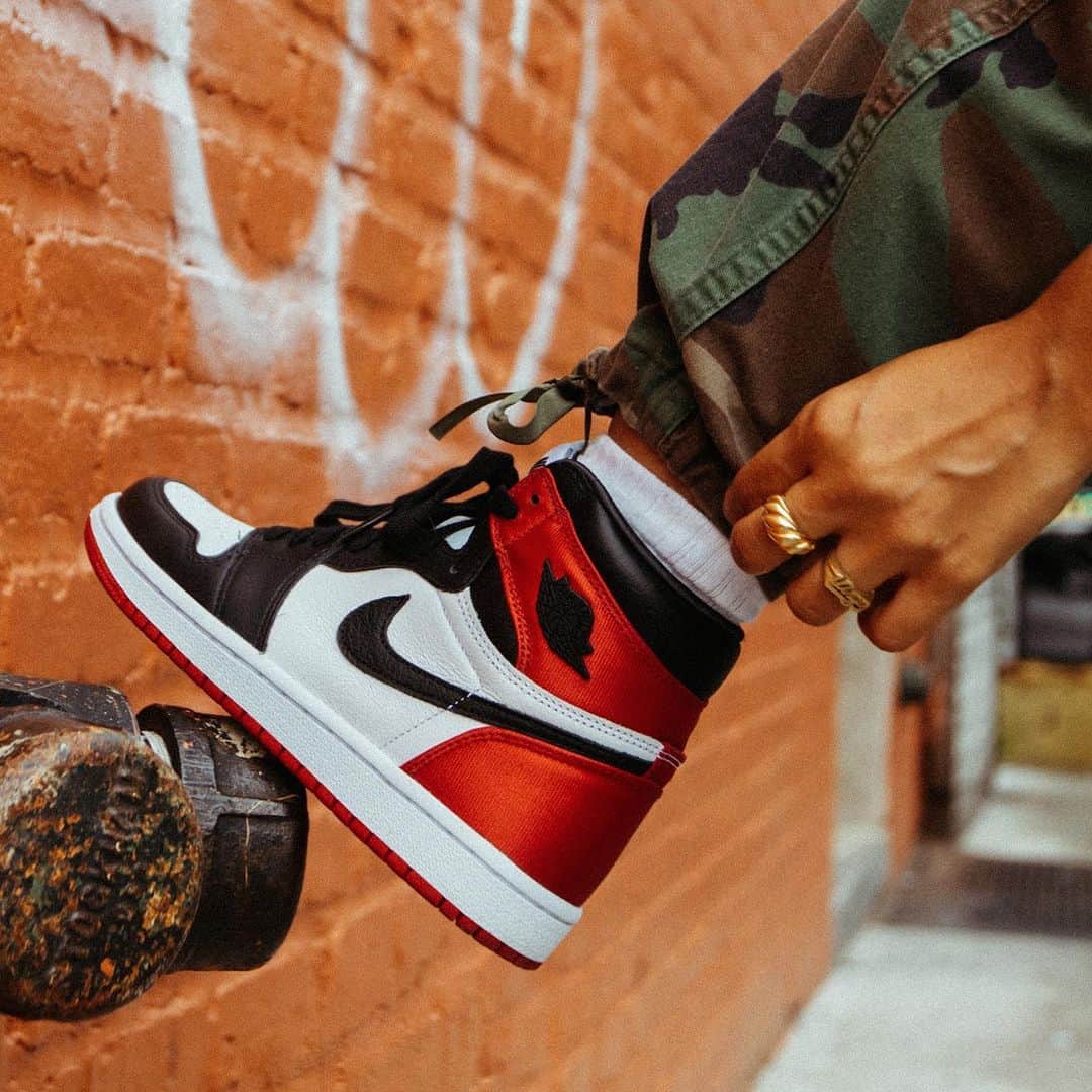 Sneaker Newsさんのインスタグラム写真 - (Sneaker NewsInstagram)「Air Jordan 1 “Satin Black Toe” officially releases tomorrow at select retailers worldwide. For full details, hit the link in our bio. 📸: @robertusainc」8月17日 8時45分 - sneakernews