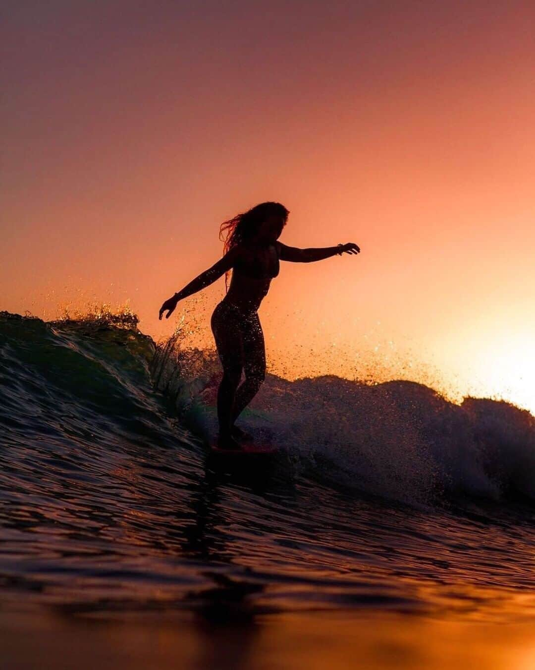 BILLABONG WOMENSさんのインスタグラム写真 - (BILLABONG WOMENSInstagram)「We surf until the sun goes down @nique_miller 📸 @matt_holland」8月17日 8時57分 - billabongwomens