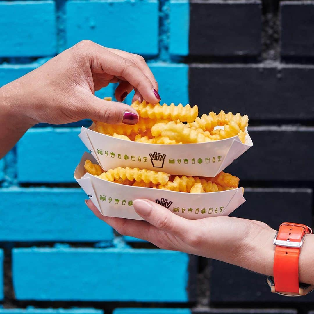 SHAKE SHACKさんのインスタグラム写真 - (SHAKE SHACKInstagram)「Doubling down on crinkle cuts in honor of Fryday. 🙌 #shakeshack」8月17日 8時52分 - shakeshack