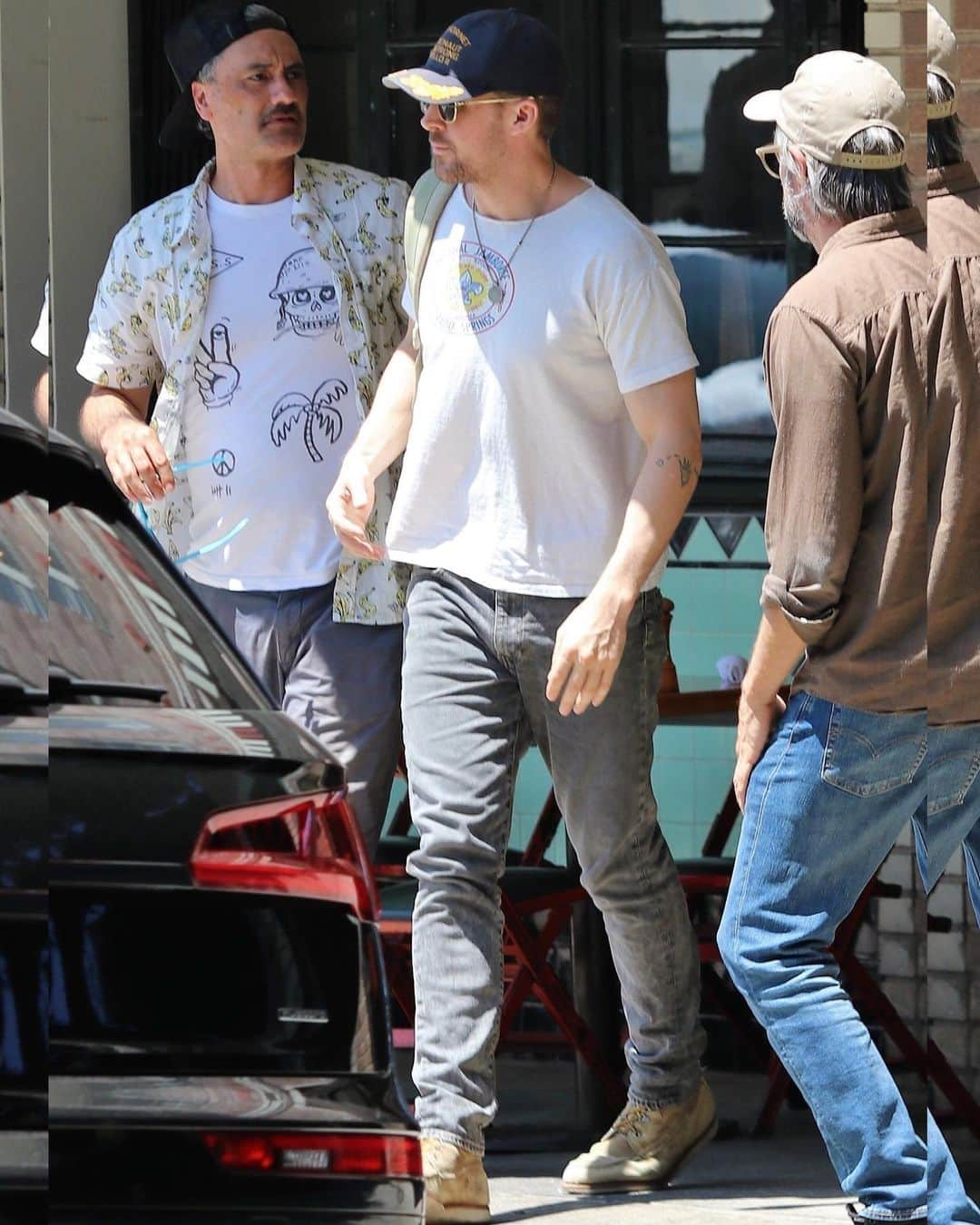 Just Jaredさんのインスタグラム写真 - (Just JaredInstagram)「Ryan Gosling mets up with #Thor4 director @taikawaititi for lunch in LA! #RyanGosling #TaikaWaititi Photos: Backgrid」8月17日 9時01分 - justjared