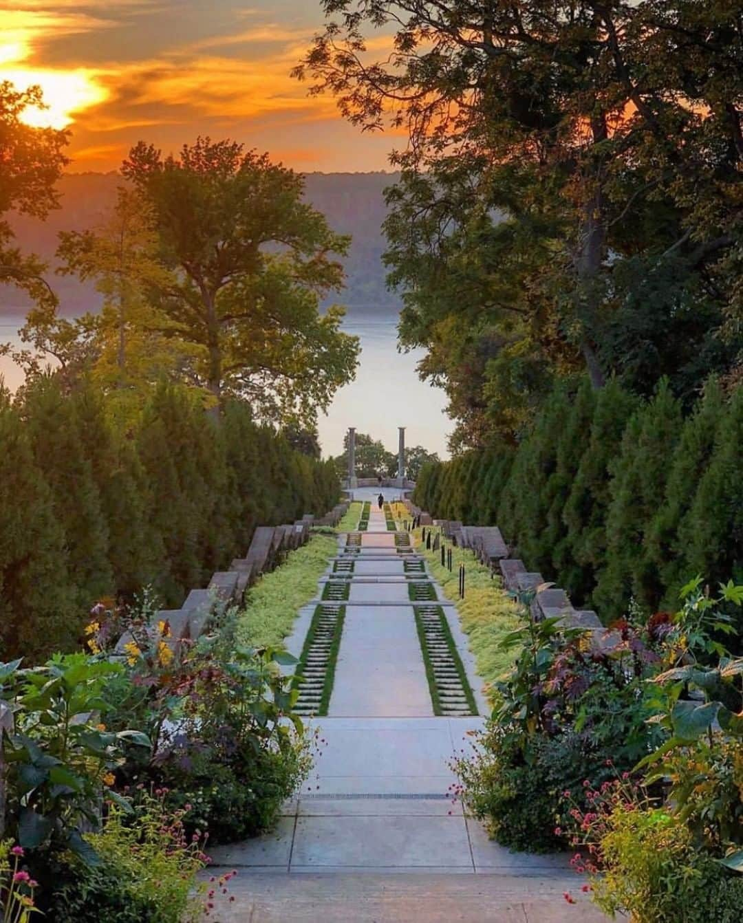 ELLE DECORさんのインスタグラム写真 - (ELLE DECORInstagram)「A stunning summer sunset over @untermyergardens. 🍃✨ #regram 📸: ELLE Decor Editor in Chief @whowhatwhit」8月17日 9時00分 - elledecor