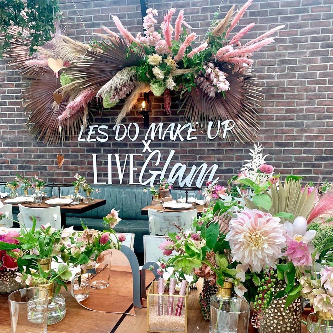 LiveGlamさんのインスタグラム写真 - (LiveGlamInstagram)「Our #LesDoMakeupxLiveGlam KissMe Love Collection Launch brunch was glamazing! ✨ We're still not over how beautiful these flowers and decor looked by @hellokismet 😍Thank you to everyone who celebrated with us and @leeexlieee, we love our #LiveGlamFam a brunch!! 😉💕」8月17日 9時03分 - liveglam