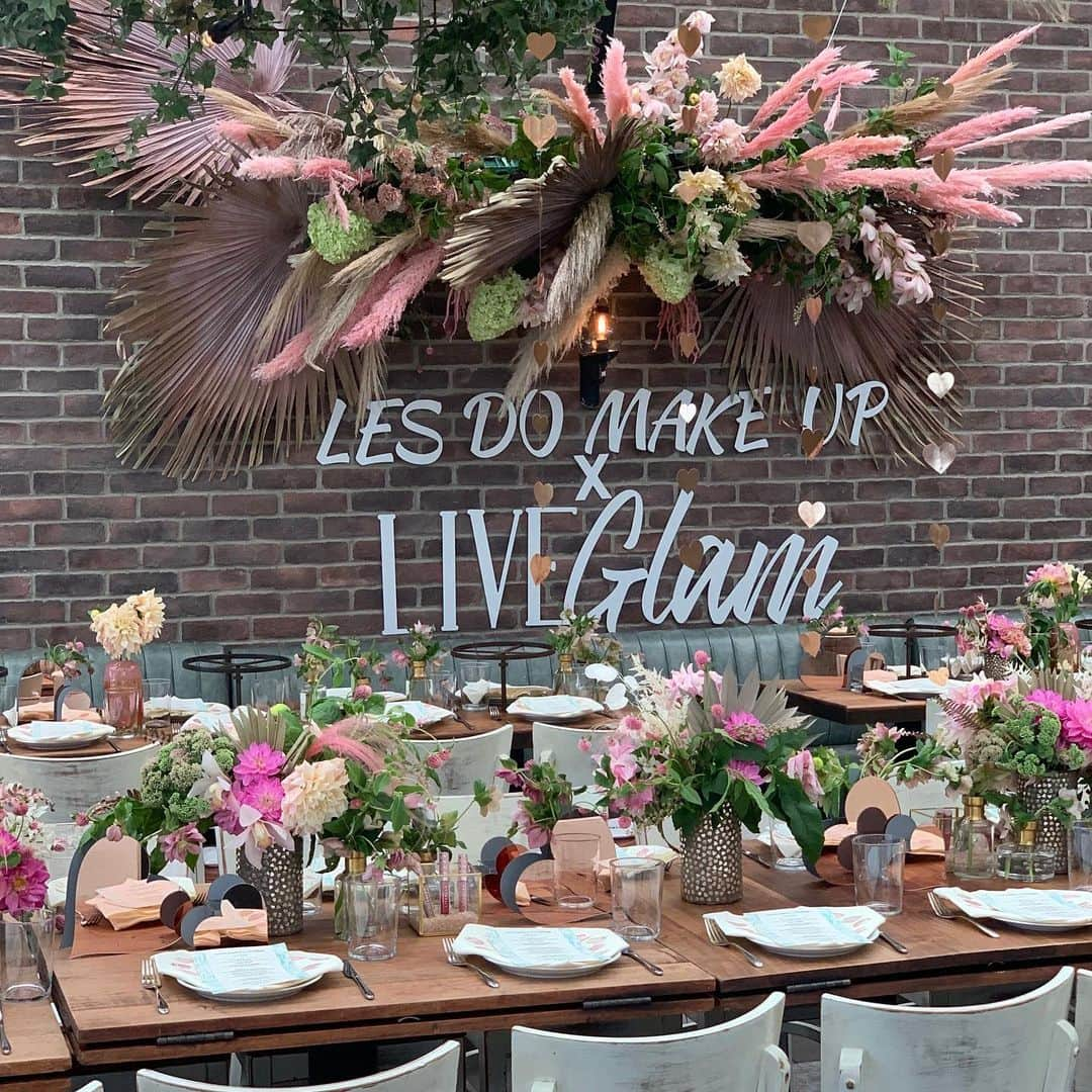 LiveGlamさんのインスタグラム写真 - (LiveGlamInstagram)「Our #LesDoMakeupxLiveGlam KissMe Love Collection Launch brunch was glamazing! ✨ We're still not over how beautiful these flowers and decor looked by @hellokismet 😍Thank you to everyone who celebrated with us and @leeexlieee, we love our #LiveGlamFam a brunch!! 😉💕」8月17日 9時03分 - liveglam