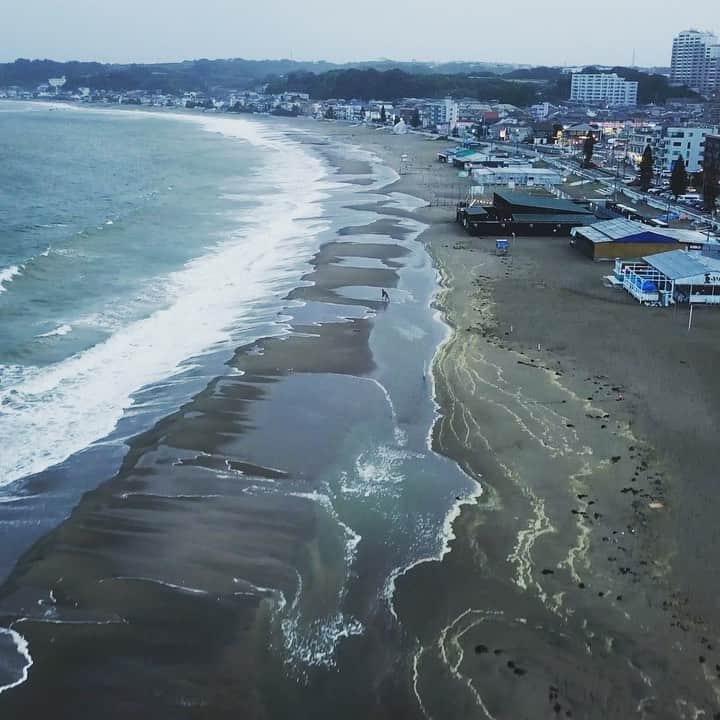 くぼたみかのインスタグラム：「Shot by my friend’s drone🚁!!! ドローンすごい🥺海がこんなに綺麗に撮れるなんて感動です！台風の日だったけどちゃんと飛んでくれました😂 #drone #dronephotography #dronestagram #dronevideo #ドローン #portrait #japan #beach #summer #typhoon #操縦楽しかった😊」