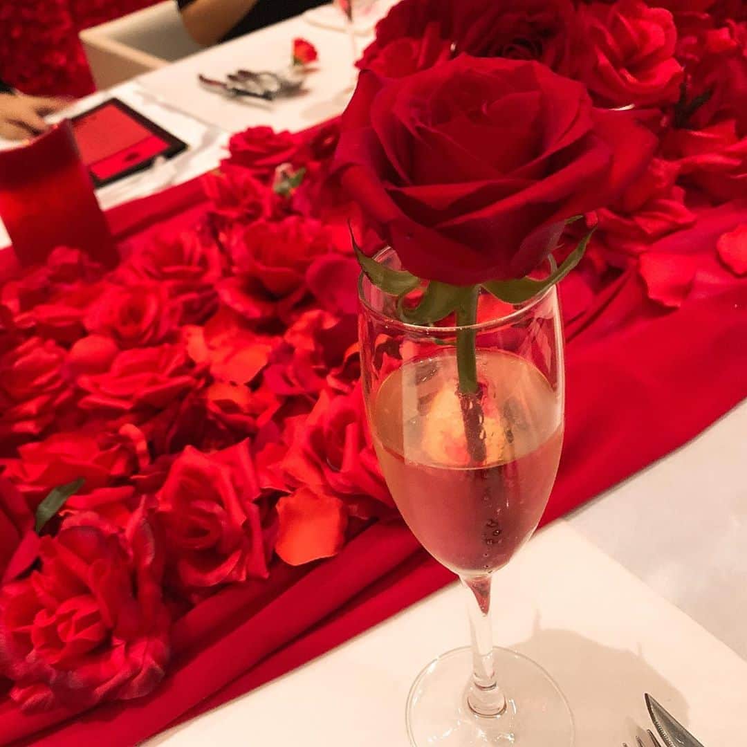 南真琴さんのインスタグラム写真 - (南真琴Instagram)「. . ずっと行きたかった #喰種レストラン へ 4万本の薔薇に囲まれて本当に素敵な空間でした❤️ 場所はとある銀行の中だったよ🙊 . 東京喰種は大好きな作品で漫画も持ってるんだけど 世界観がすごくよく表現されてた！ ご飯ね、ちょっと完成度高すぎだけど笑 すごく美味しかったよ☺️ . #東京喰種 #東京グール #漫画 #アニメ #anime #薔薇 #美食」8月17日 9時07分 - makoto666_