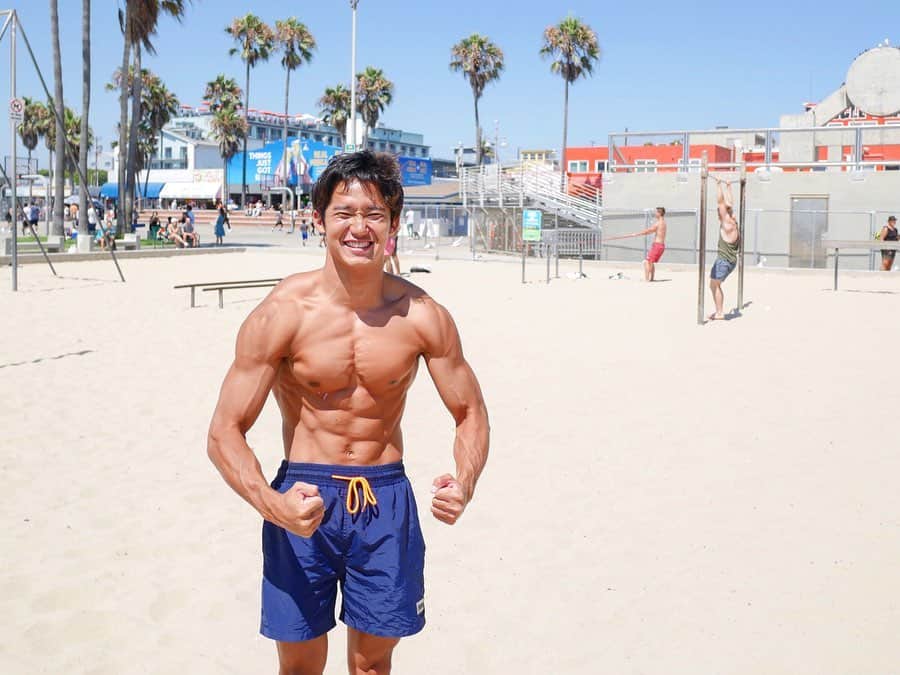 荒井陸さんのインスタグラム写真 - (荒井陸Instagram)「☑️ マッスルビーチ💪🏽😳 カリフォルニアに来た目的の１つ！ かつて、あのアーノルドシュワルツェネッガーが育った場所。  トレーニングが楽しい！沢山刺激頂きました。 (上裸が恥ずかしい。周りの人たちがデカすぎて😳) - #California#venicebeach#muscle#beach #japan#waterpolo#player#traning#workout」8月17日 9時08分 - a2desu