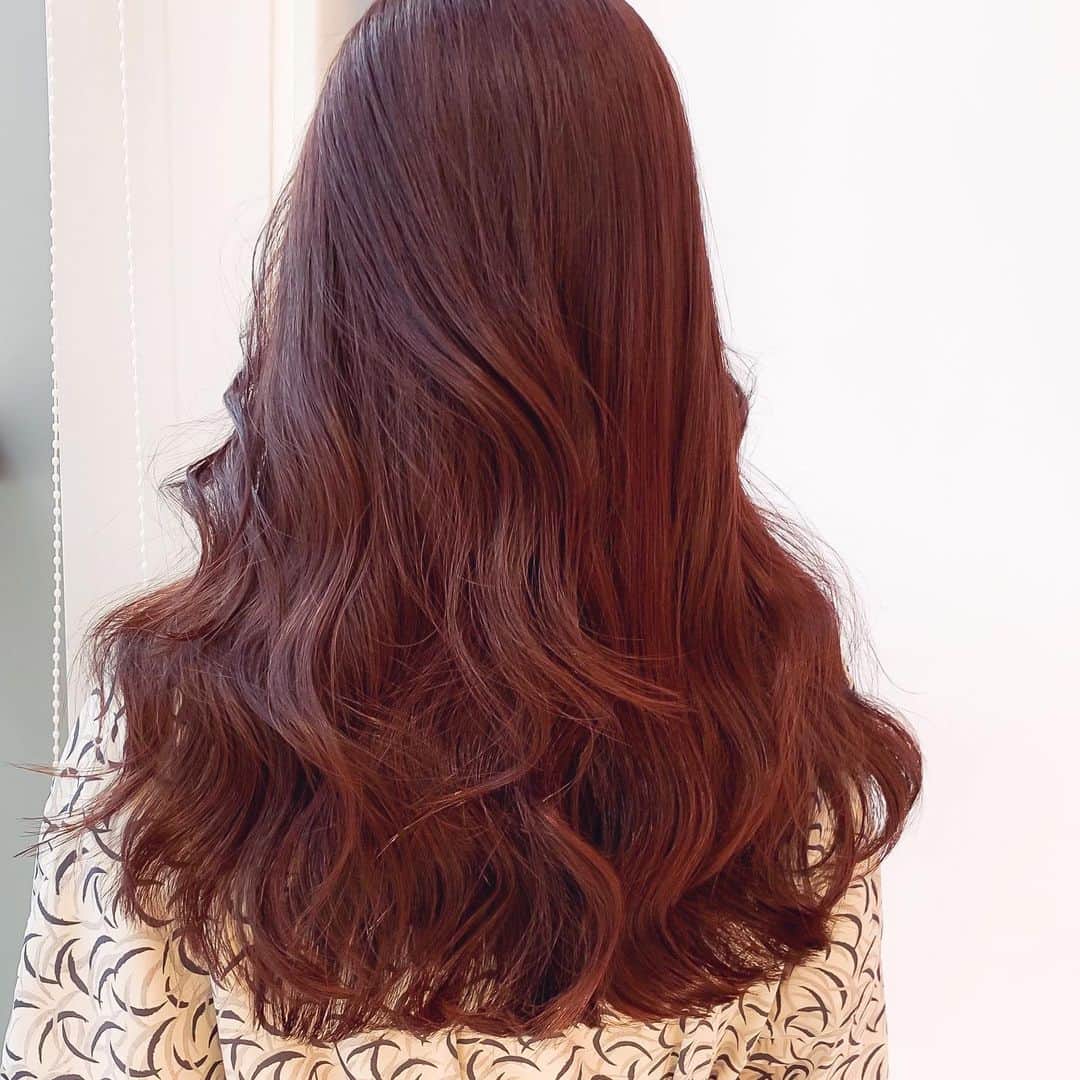 原涼香さんのインスタグラム写真 - (原涼香Instagram)「Red brown 🐻❤️ に、#韓国式レイヤーカット ✂️ いつもきてくださるお客様 ありがとうございます( ◠‿◠ )」8月17日 9時09分 - suzuka_hara