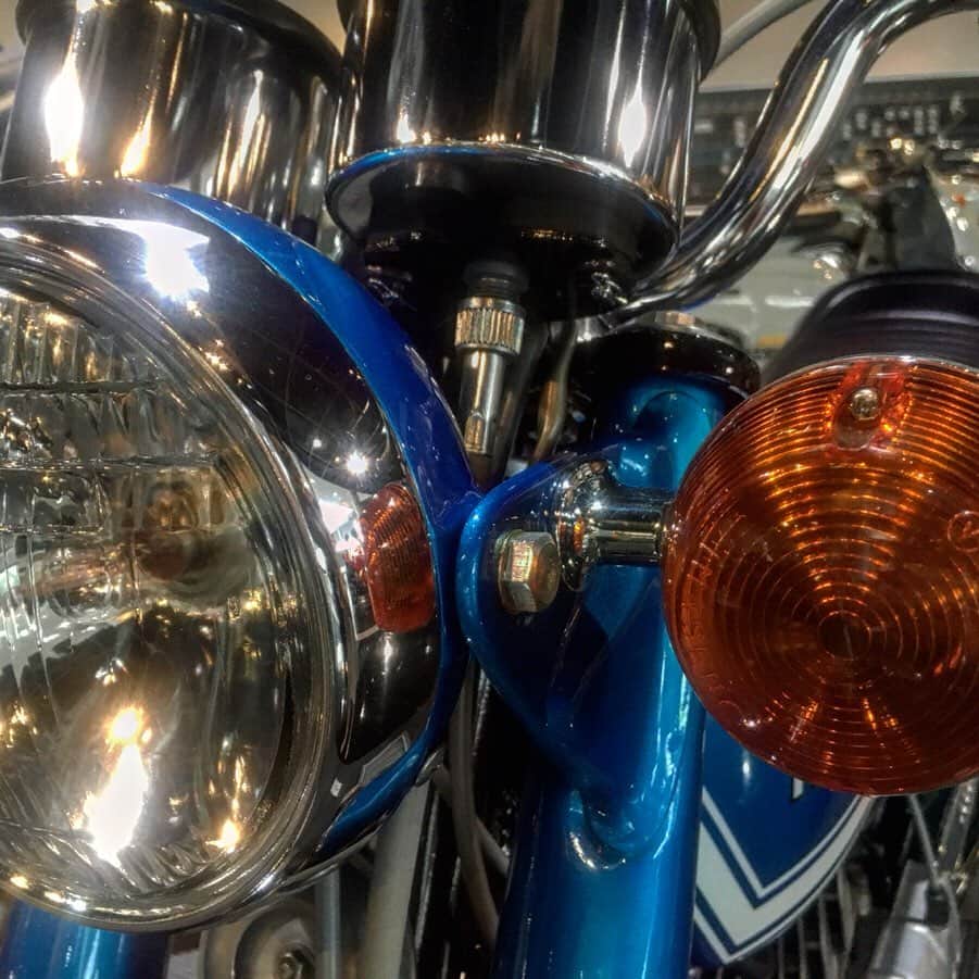 のインスタグラム：「【夏休み企画】ヤマハバイクヒストリークイズ✨【コメントしてね】  現在「連休企画」としまして、静岡県磐田市にあるヤマハ発動機ミュージアム、”コミュニケーションプラザ”にて展示中の歴史車両より、バイクの一部を写したクイズを出題しております！皆さまの「ヤマハマニア度」が分かるかも…🤔💡？！ 昨日の第7回へのご参加ありがとうございました！  第8回の本日はこちら！時代は再び遡りまして1972年発売のモデルからの出題です！カフェレーサースタイルですが50ccの原付、という点がヒントです😳 さて、分かった方はコメント欄にて車種名をお答えください！  答えの発表は8/17(土)21:00頃を予定しております☺️✨！ なお、コミュニケーションプラザは8/10-8/18は休館日となりますので、ご了承くださいませ。  #ヤマハバイクヒストリークイズ #ヤマハ #ヤマハが美しい #コミュニケーションプラザ #歴史車両 #夏休み #クイズ #yamaha #yamahamotocycle #history #communicationplaza #quiz #whoami #yamahastagram」