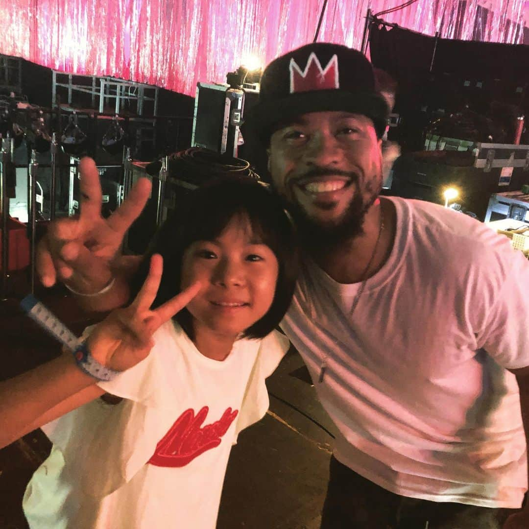 かねあいよよかさんのインスタグラム写真 - (かねあいよよかInstagram)「After finishing the stage with Fall Out Boy, there was a drummer who hugged me and praised me⭐️﻿ I was Tony Royster Jr. 🥁﻿ We promised to have a session together❗️﻿ ﻿ Fall Out Boyとのセッションを終え、よよかを興奮して出迎えてくれたのは私も大ファンのトニーロイスターjr！！﻿ 僕もドラマーなんだけど、とインスタ見せてもらった時、とてもびっくりしました🤗﻿ とってもとってもよよかを褒めてくれました⭐️﻿ 今後セッションも約束したので楽しみです❗️ #tonyroysterjr #yoyoka #」8月17日 9時32分 - yoyoka_drums