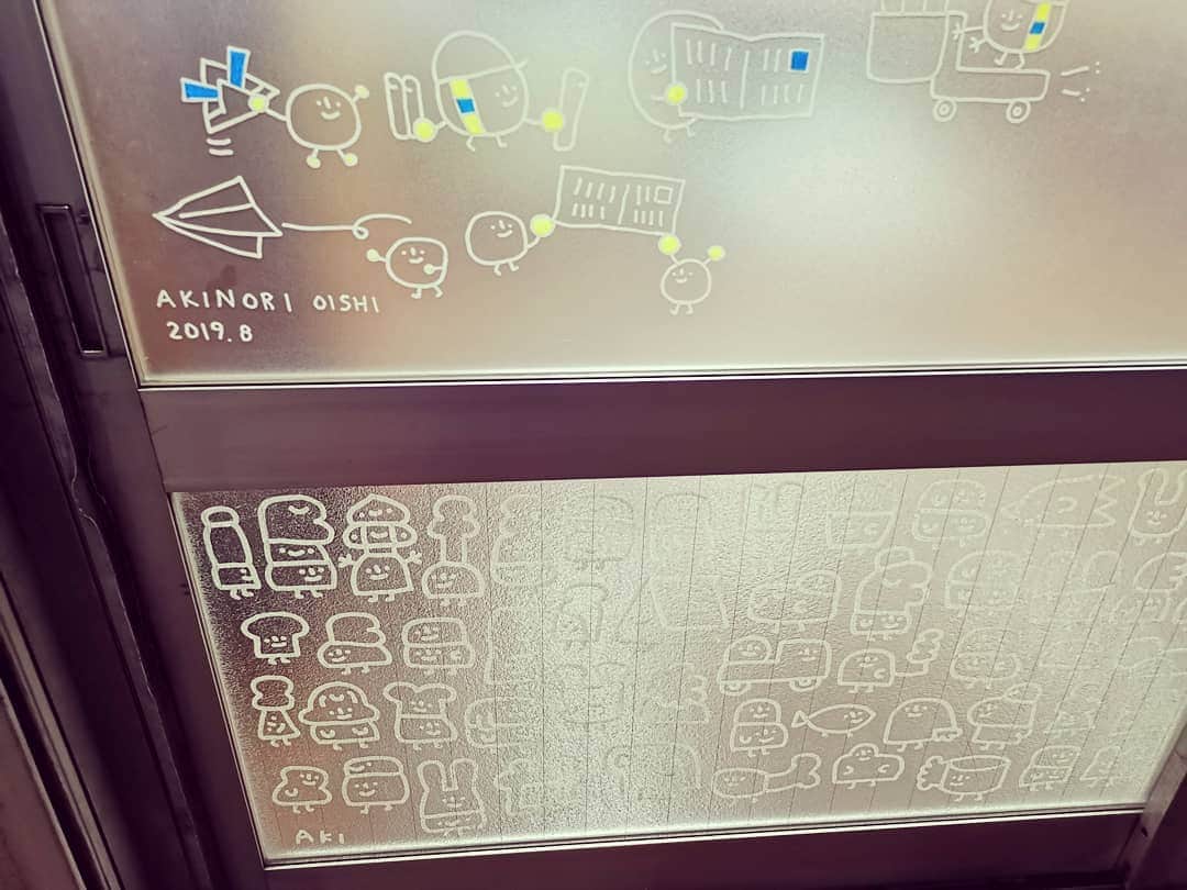のインスタグラム：「Window Drawing Day.4 : early morning - 毎朝／深夜２時過ぎ、丹生新聞舗では毎日新聞朝刊の配達に向けて準備が行われています！ #毎日新聞 #丹生新聞舗 #高槻 #摂津富田 #まごころサポート #windowdrawing #newspaper #typographiccharacters #tinydrawing」