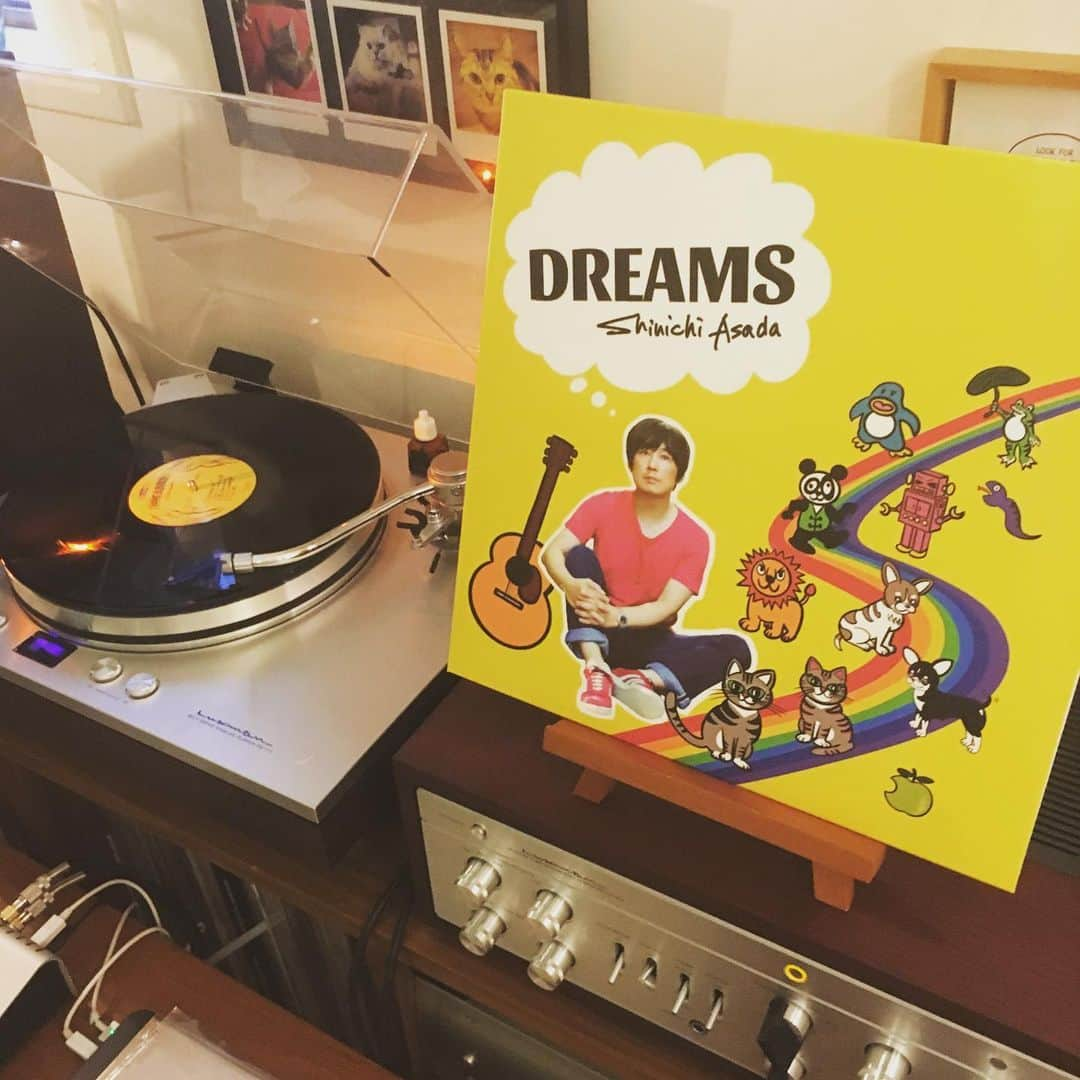 浅田信一さんのインスタグラム写真 - (浅田信一Instagram)「😎😎😎 「DREAMS」アナログLP、ご機嫌です⤴️ ・ ・ アナログに落とし込むことで全てがまとまる。好みの低域もしっかり再現されてるし。・ ・ 我ながら「ベガ」最高です😭・ ・ 今回カッティング&プレスはチェコの工場で、LP用のマスタリングは自分で行いました。いろいろ勉強にもなったよ😉・ ・ ・ #浅田信一  #浅田信一ドリームズ  #vinylrecord  #vinylrecords  #vinylgram  #analogrecord  #lprecord  #lprecords」8月17日 9時28分 - asada_shinichi