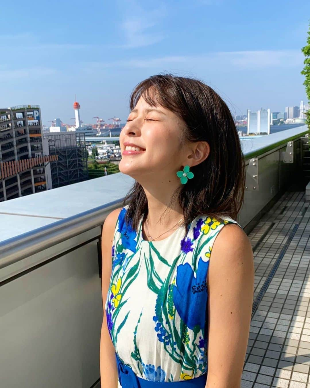 沖田愛加さんのインスタグラム写真 - (沖田愛加Instagram)「まっぶしーーい！！😛☀️ . 朝の#お台場は、 久しぶりの強風でびっくりしました！笑 . 暑い日が続きますが熱中症にお気をつけください😄🙏 . 私は腕が焼けて黒焦げになりました🙃 . . そして今日の衣装はブルーでとーーってもお気に入り⭐️ お花の#ピアス も夏っぽくて可愛かったです💫 #日焼け#めざど one-piece  #poolstudioalivier  パンプス  @dianashoespress」8月17日 9時28分 - okita_aika