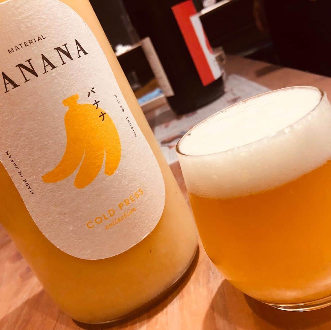KURAND@日本酒飲み放題さんのインスタグラム写真 - (KURAND@日本酒飲み放題Instagram)「暑い日はバナナビール🍌🍺﻿ ﻿ 日本酒の純米酒をベースにしたバナナリキュールと、生ビールによるビアカクテルです。 ﻿ ﻿ ------------------------﻿ ﻿ KURANDでは「お酒のある暮らし」をテーマに写真をシェアしてます。﻿ ﻿ お酒の詳細やお買い物は @kurand_info プロフィールのリンクから公式HPからどうぞ。﻿ ﻿ #KURAND #クランド #kurandsakemarket #クランドサケマーケット」8月17日 9時33分 - kurand_info