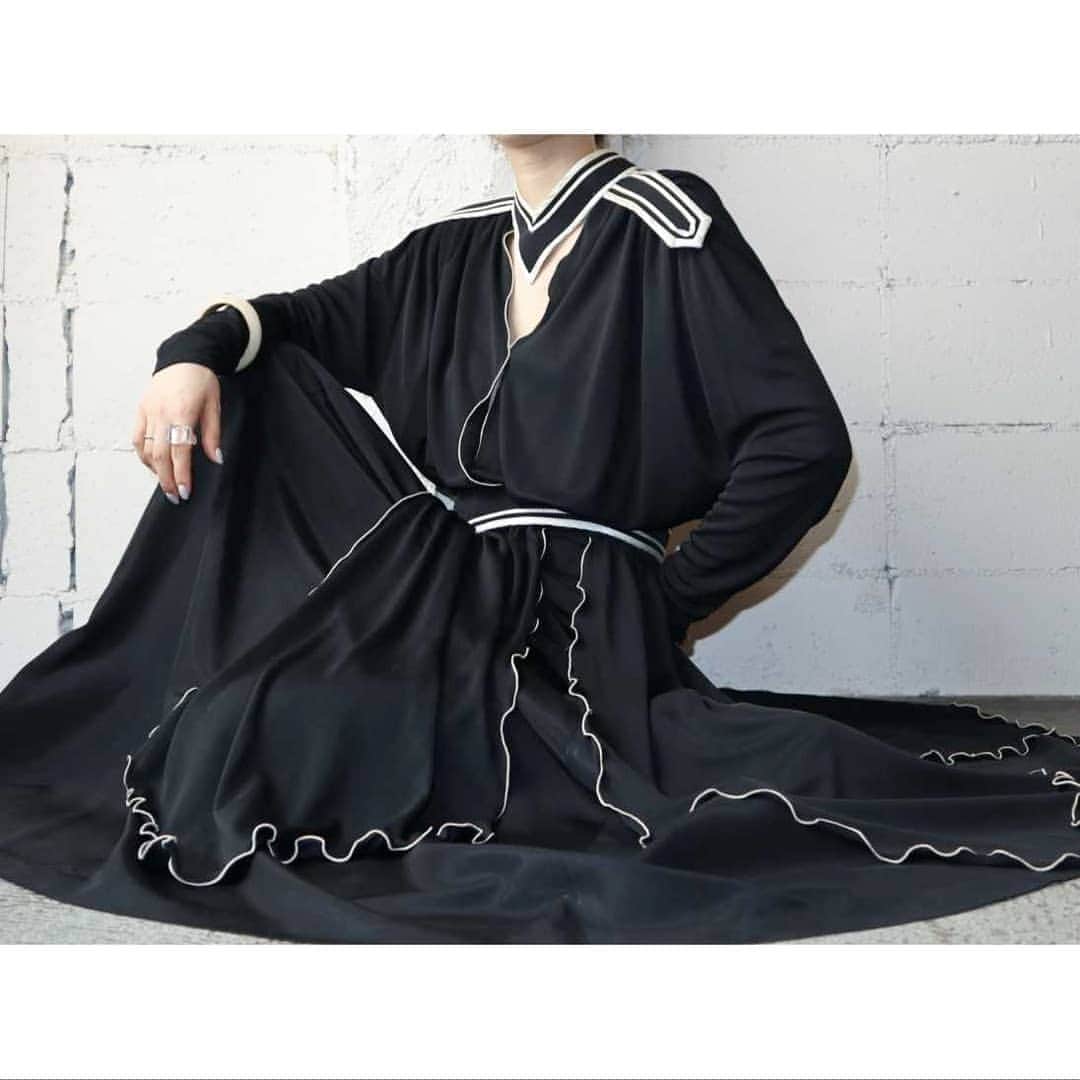 吉祥寺 古着屋 Orfeoのインスタグラム：「Vintage Layered Design Black Dress  #orfeo #kichijoji #tokyo #vintage #used #fashion #coordinate #outfit #オルフェオ #吉祥寺 #東京 #古着 #古着屋 #ヴィンテージ #ユーズド #ファッション #コーディネート  掲載商品のお問い合わせはメールにて承っております。コメント、DMでのお問い合わせは受け付けておりませんのでご了承ください。」