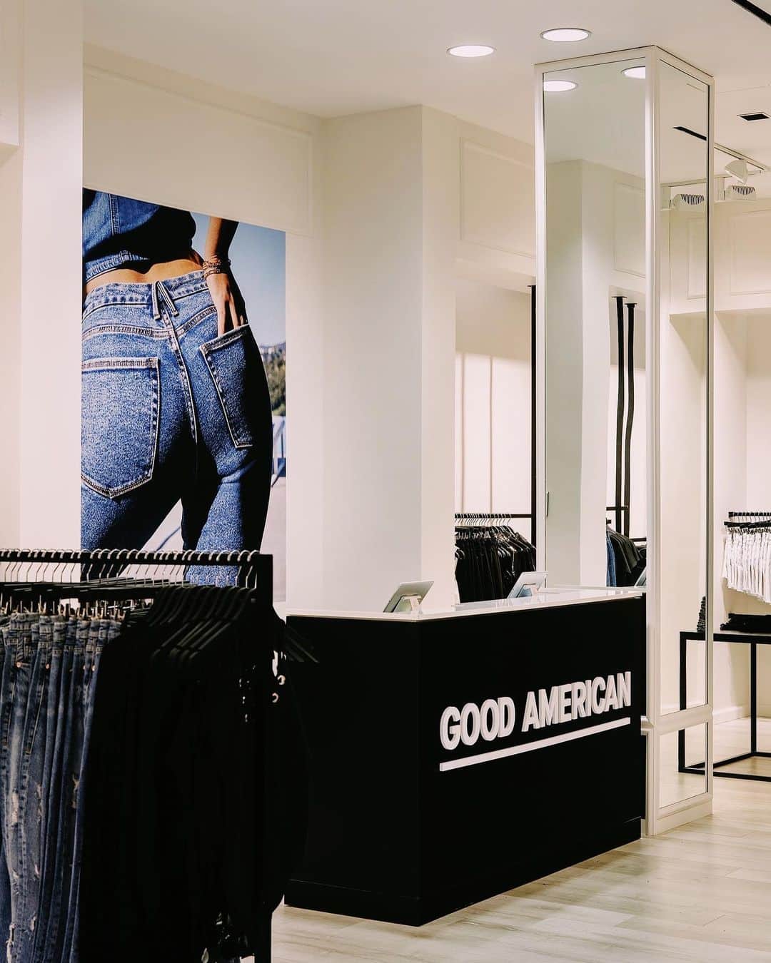クリス・ジェンナーさんのインスタグラム写真 - (クリス・ジェンナーInstagram)「So fabulous!!! The @goodamerican Miami store is officially open at @aventuramall ❤️🙌🏼 #GoodAmerican #Proudmama」8月17日 9時37分 - krisjenner