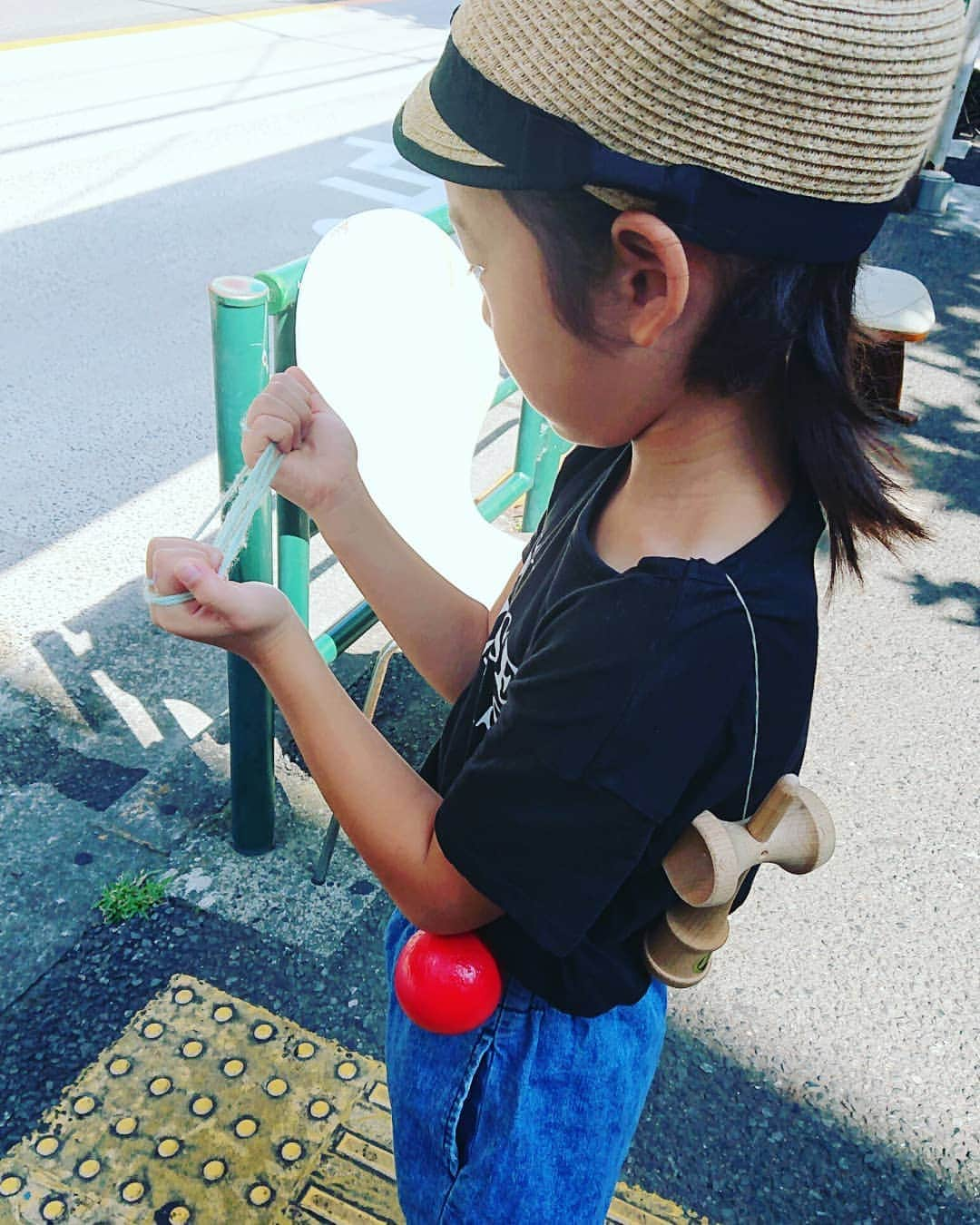 飯田亜希子さんのインスタグラム写真 - (飯田亜希子Instagram)「* 肩にけん玉を掛けて、あやとりしながら… * バスに乗るんですね😅 * #娘#1年生#小一#おてんば娘#夏休み#お出掛け#バス待ち #昔遊び#けん玉#あやとり#はまり中 #ママ#ママモデル#モデル #mama#mamamodel#model」8月17日 9時40分 - akki_idea